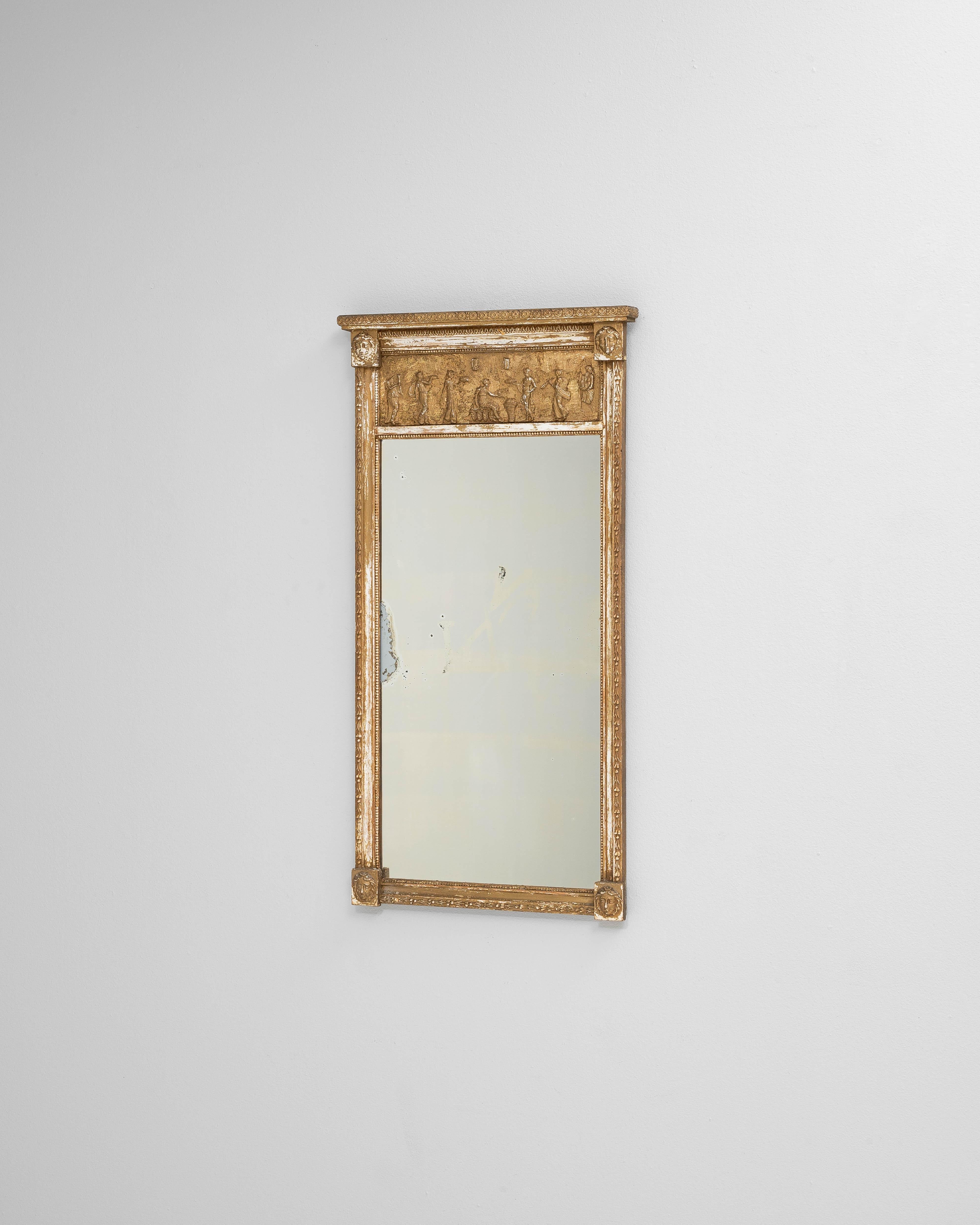 Specchio francese in legno del 1900 con figure intagliate In condizioni buone in vendita a High Point, NC