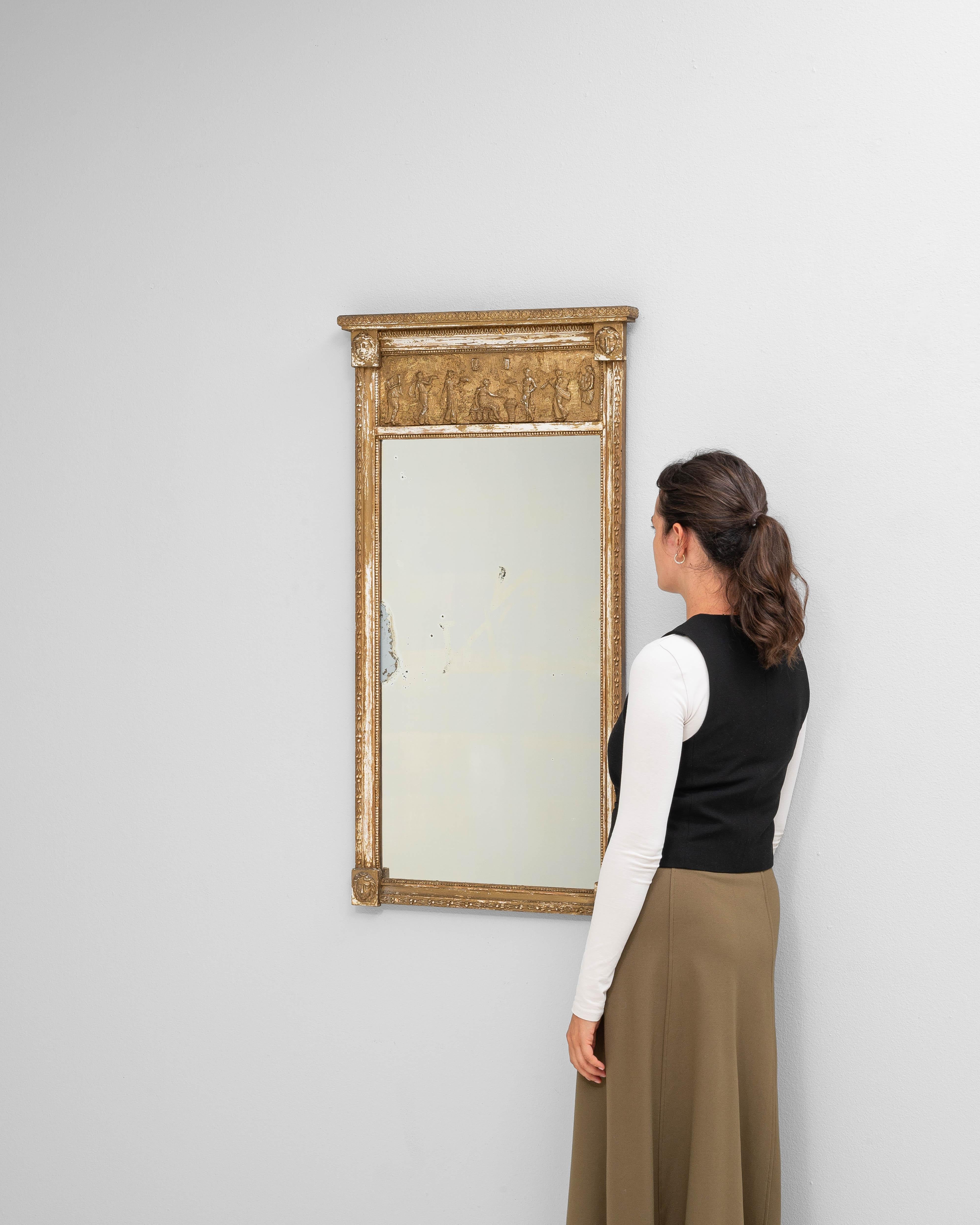 XX secolo Specchio francese in legno del 1900 con figure intagliate in vendita