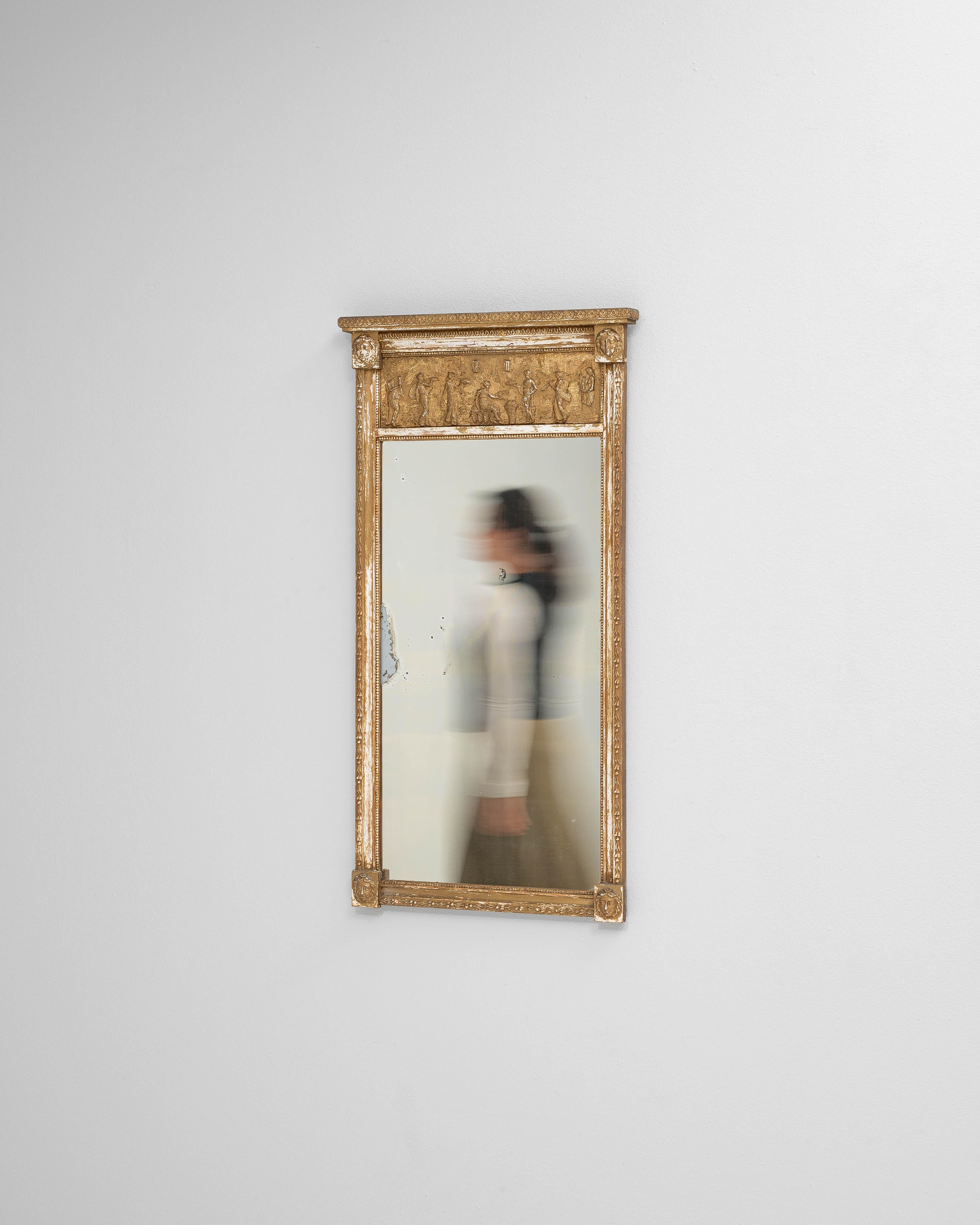 Legno Specchio francese in legno del 1900 con figure intagliate in vendita