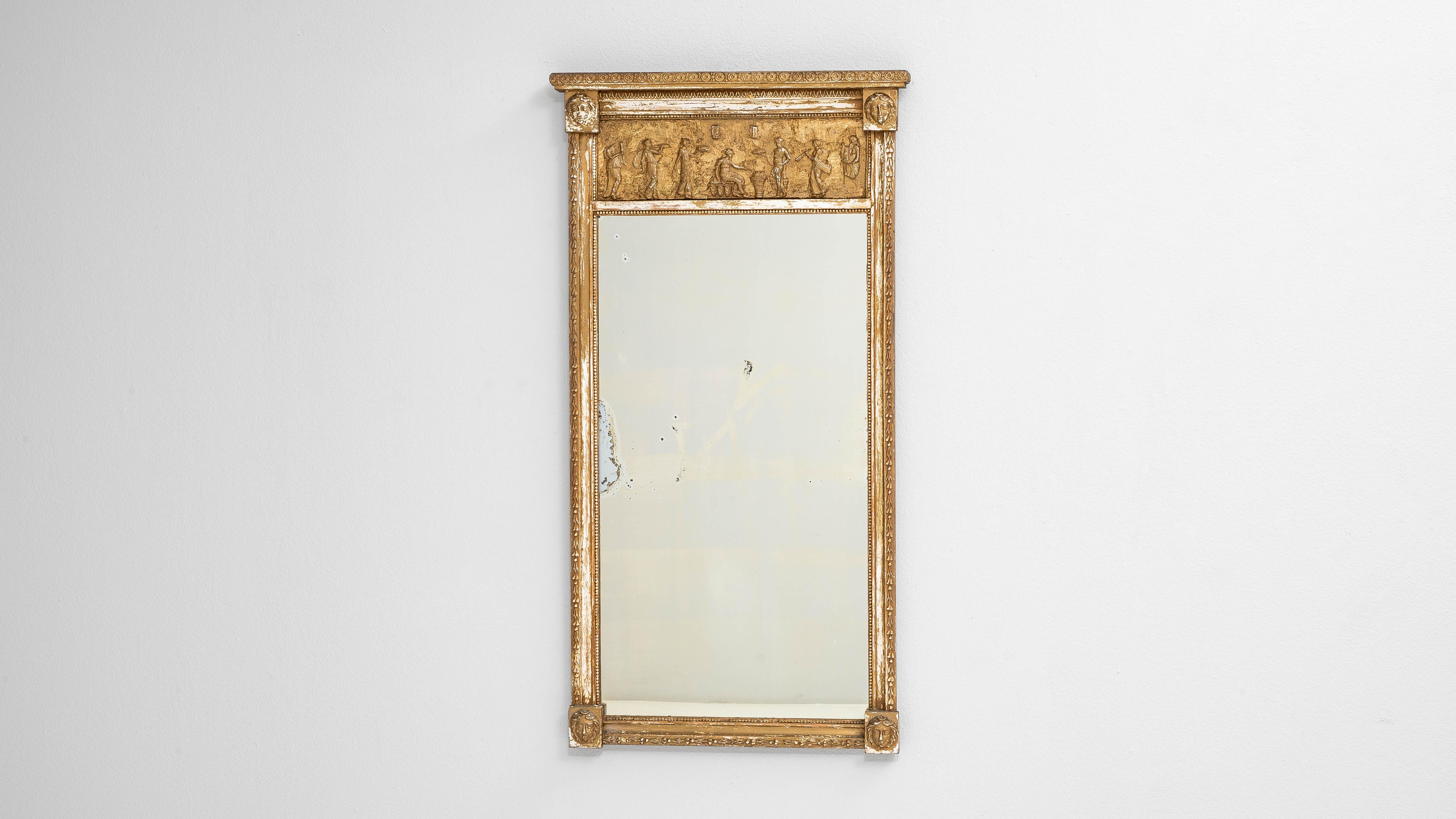 Specchio francese in legno del 1900 con figure intagliate in vendita 2