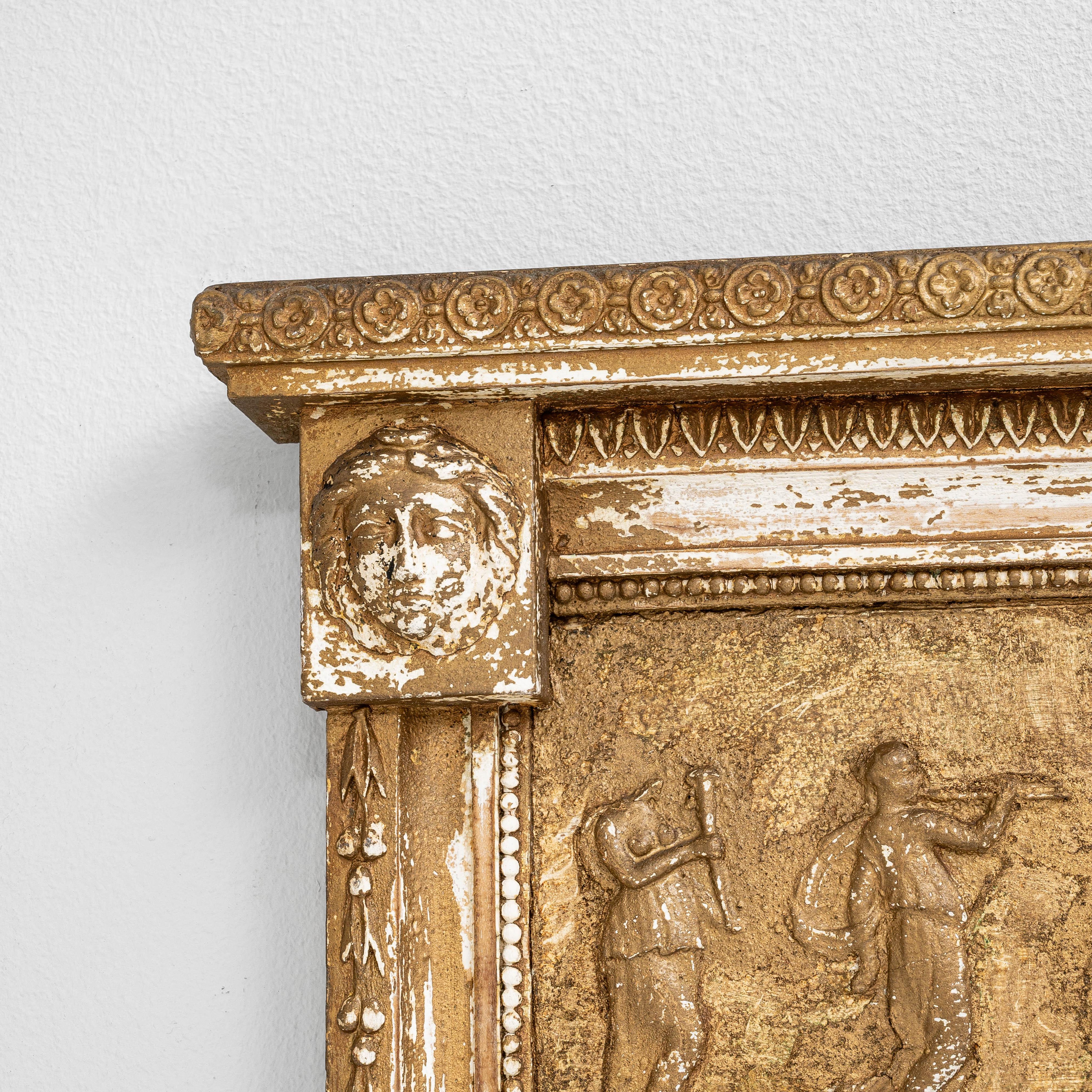 Specchio francese in legno del 1900 con figure intagliate in vendita 3