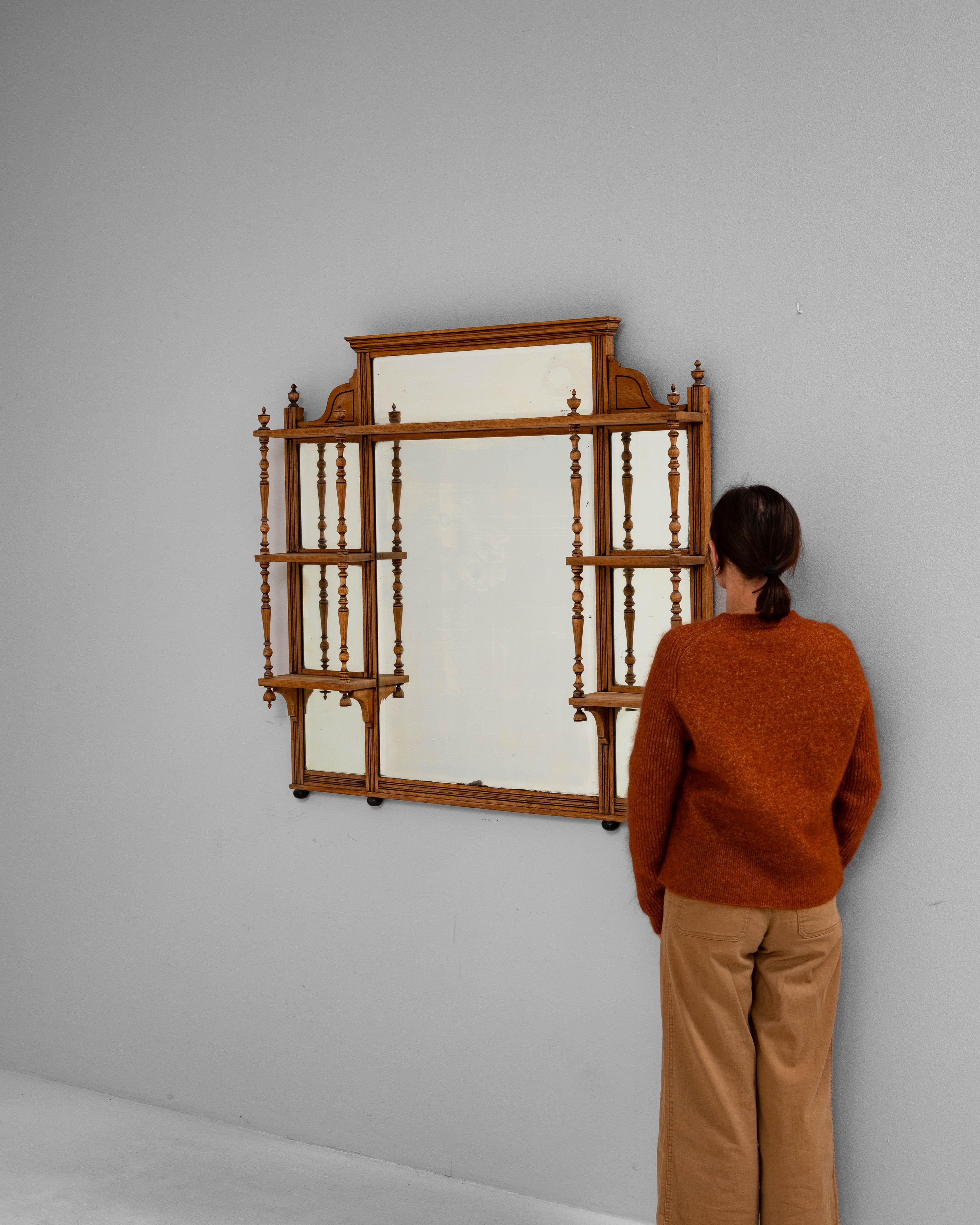 Miroir à trumeau en bois français des années 1900 avec étagère Bon état à High Point, NC