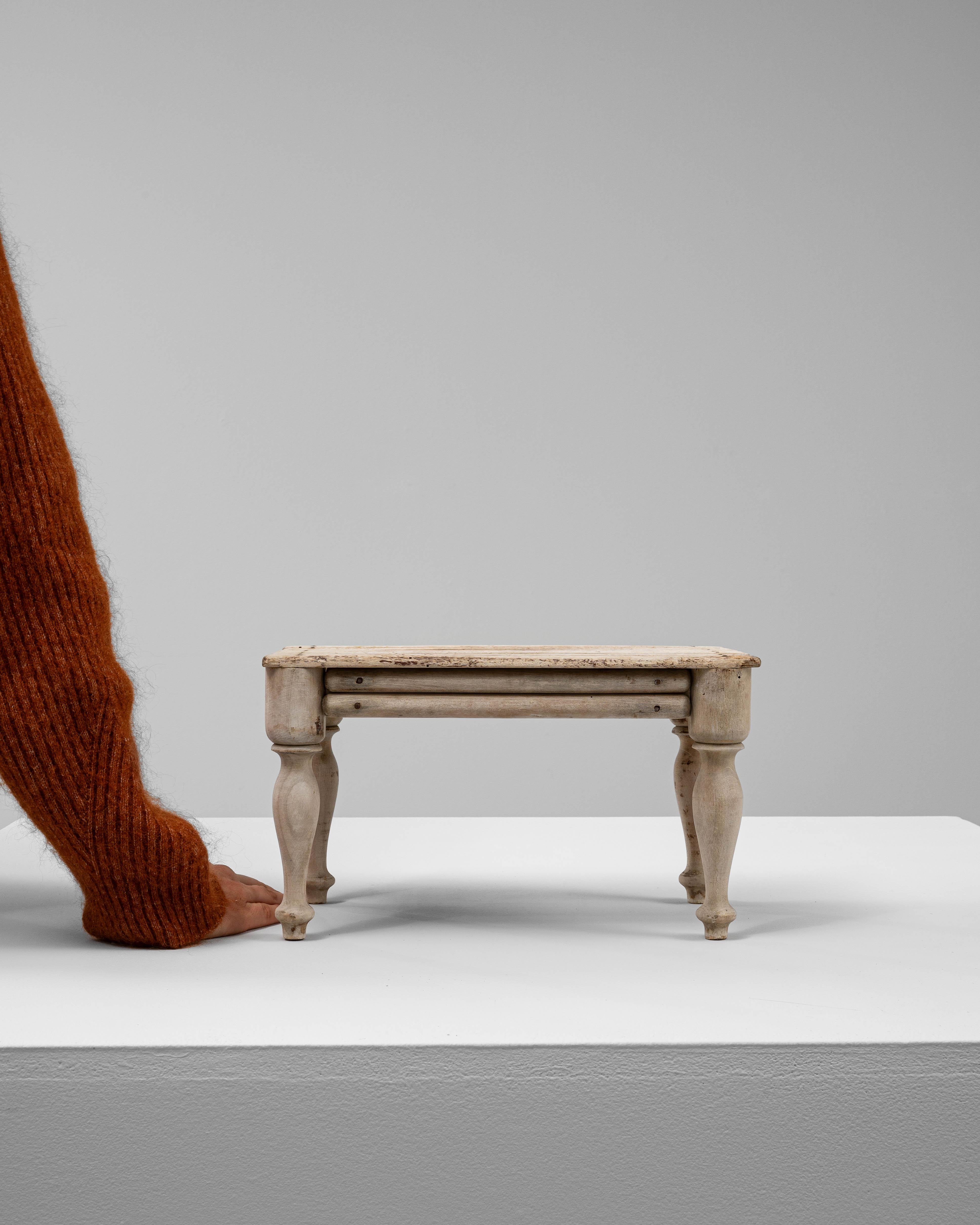 Ce piédestal en bois français des années 1900 présente des pieds finement tournés et un plateau rectangulaire, mettant en valeur l'artisanat classique dans une forme compacte et élégante. La finition douce et usée par le temps met en valeur le grain