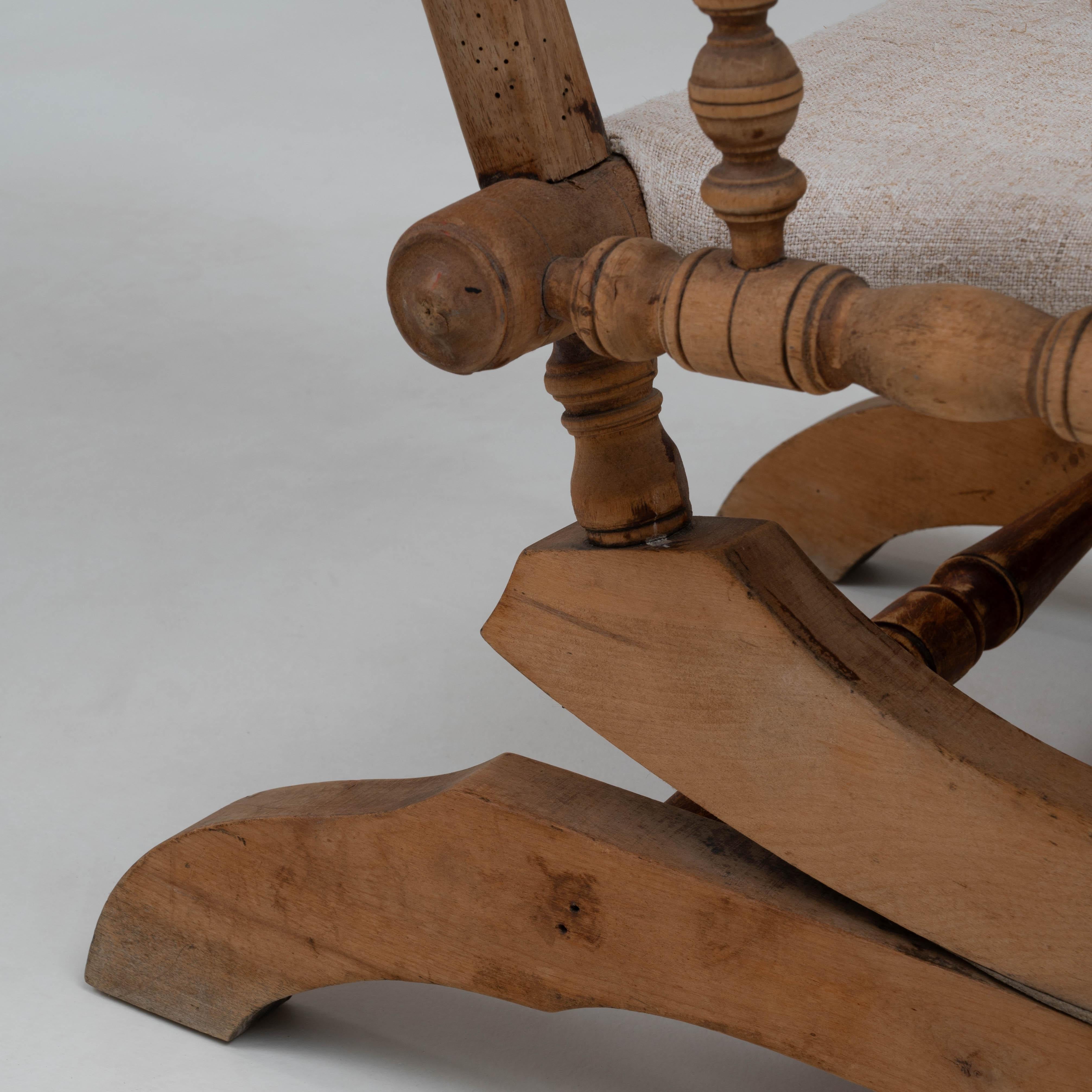 Fauteuil à bascule en bois français des années 1900 en vente 4