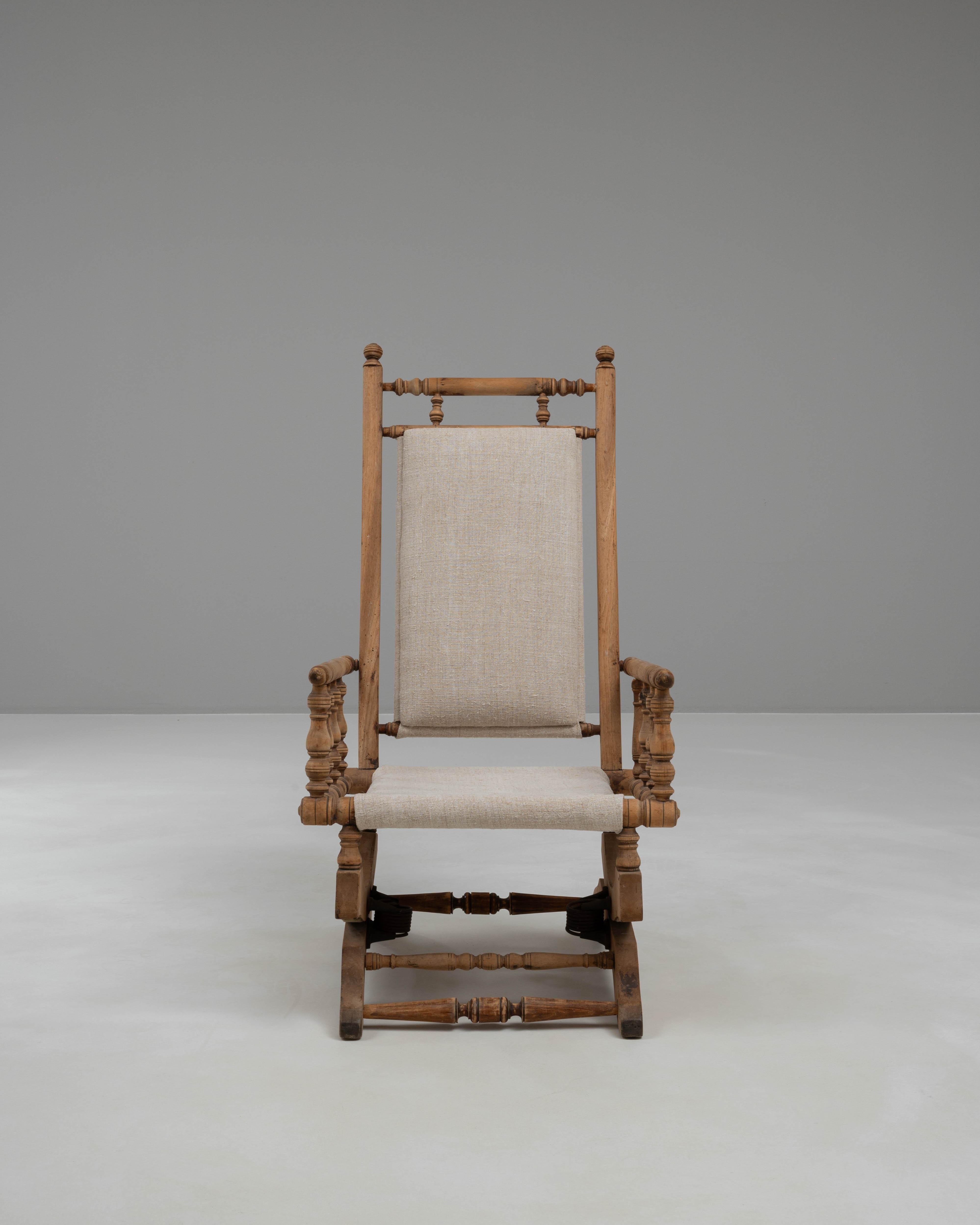 Bringen Sie zeitlose Eleganz und einen Hauch von nostalgischem Charme in Ihren Wohnbereich mit diesem exquisiten französischen Holz-Schaukelsessel aus dem Jahr 1900. Der mit viel Liebe zum Detail gefertigte Stuhl verfügt über einen robusten