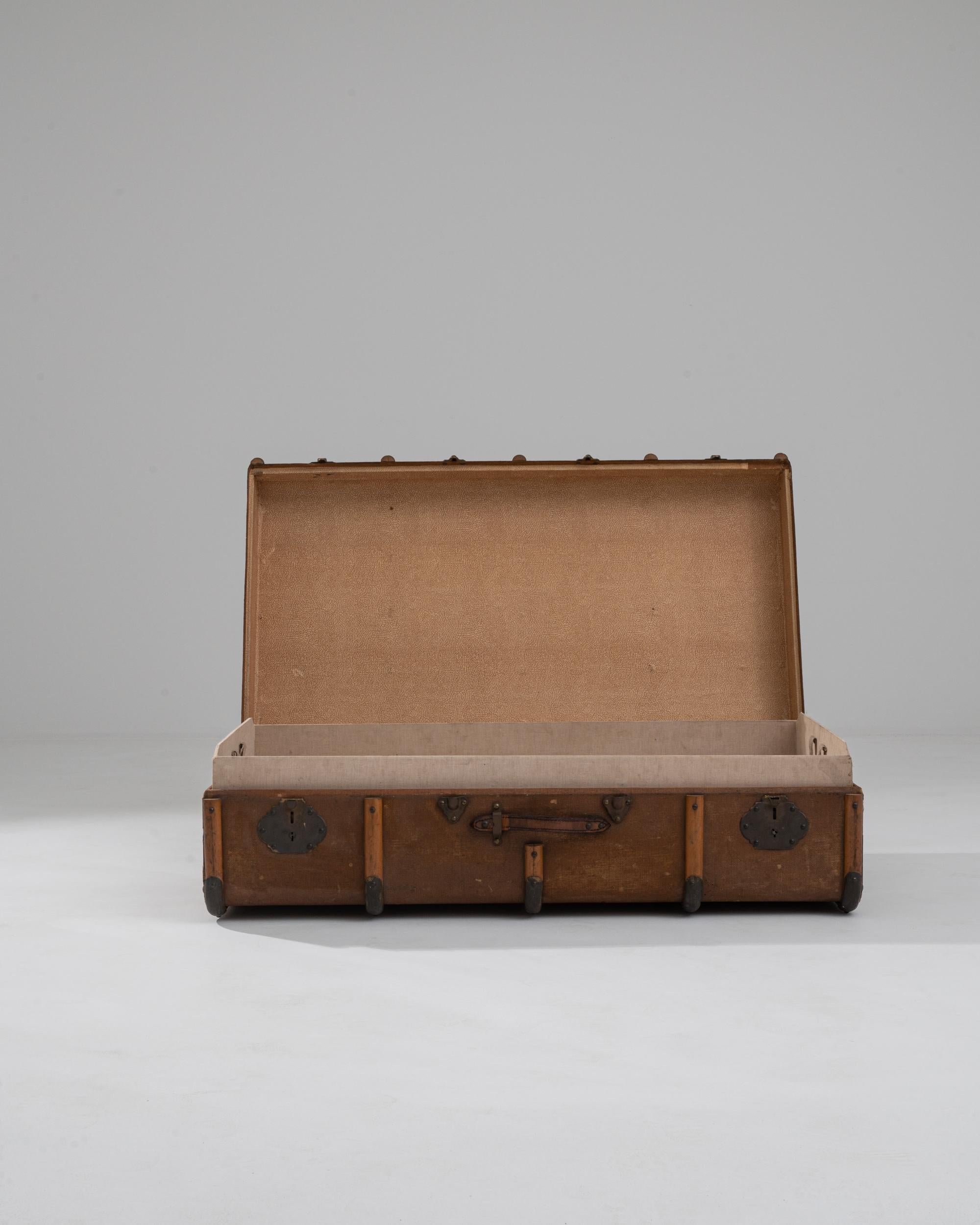 1900s French Wooden Trunk In Good Condition For Sale In High Point, NC