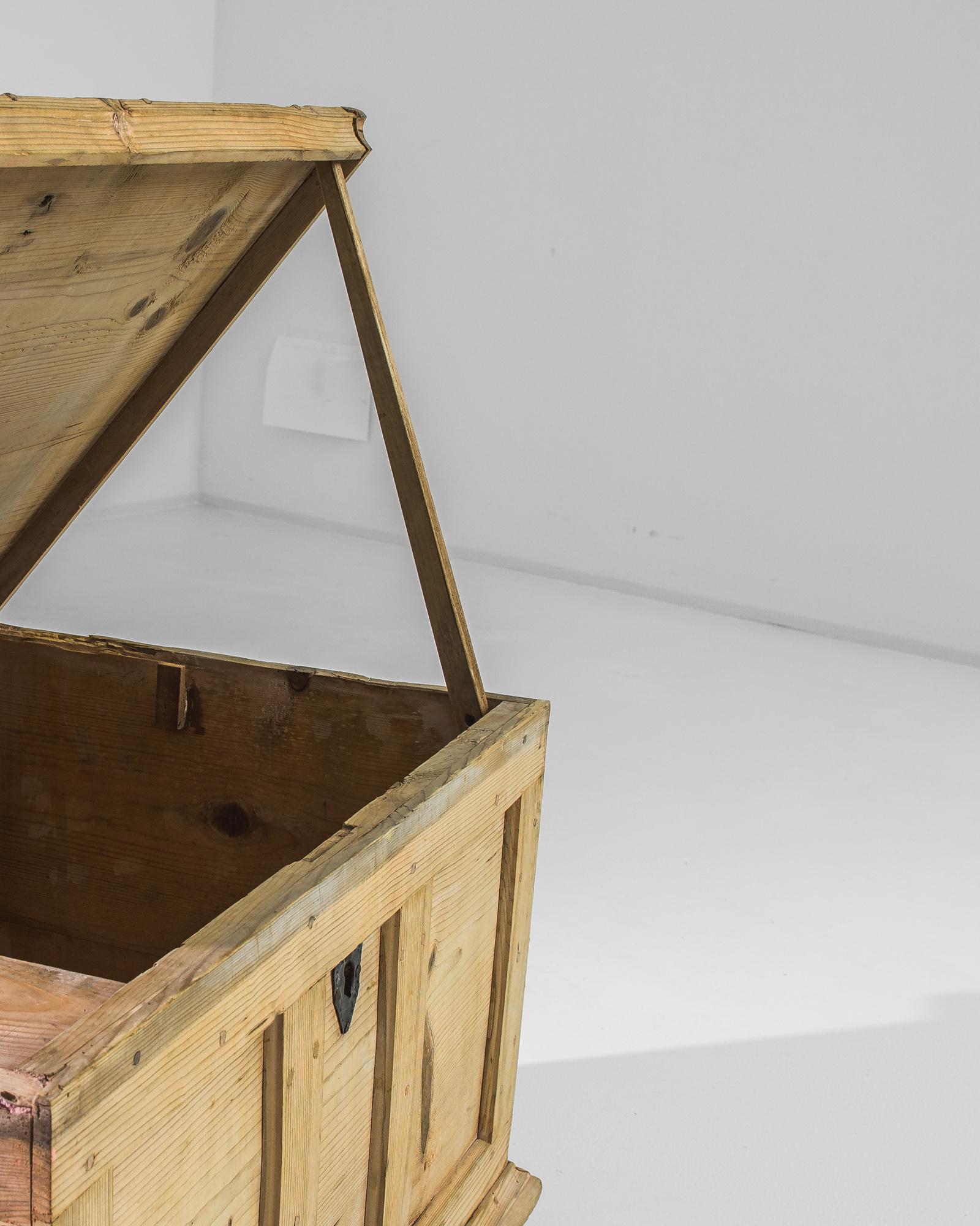 20th Century 1900s French Wooden Trunk