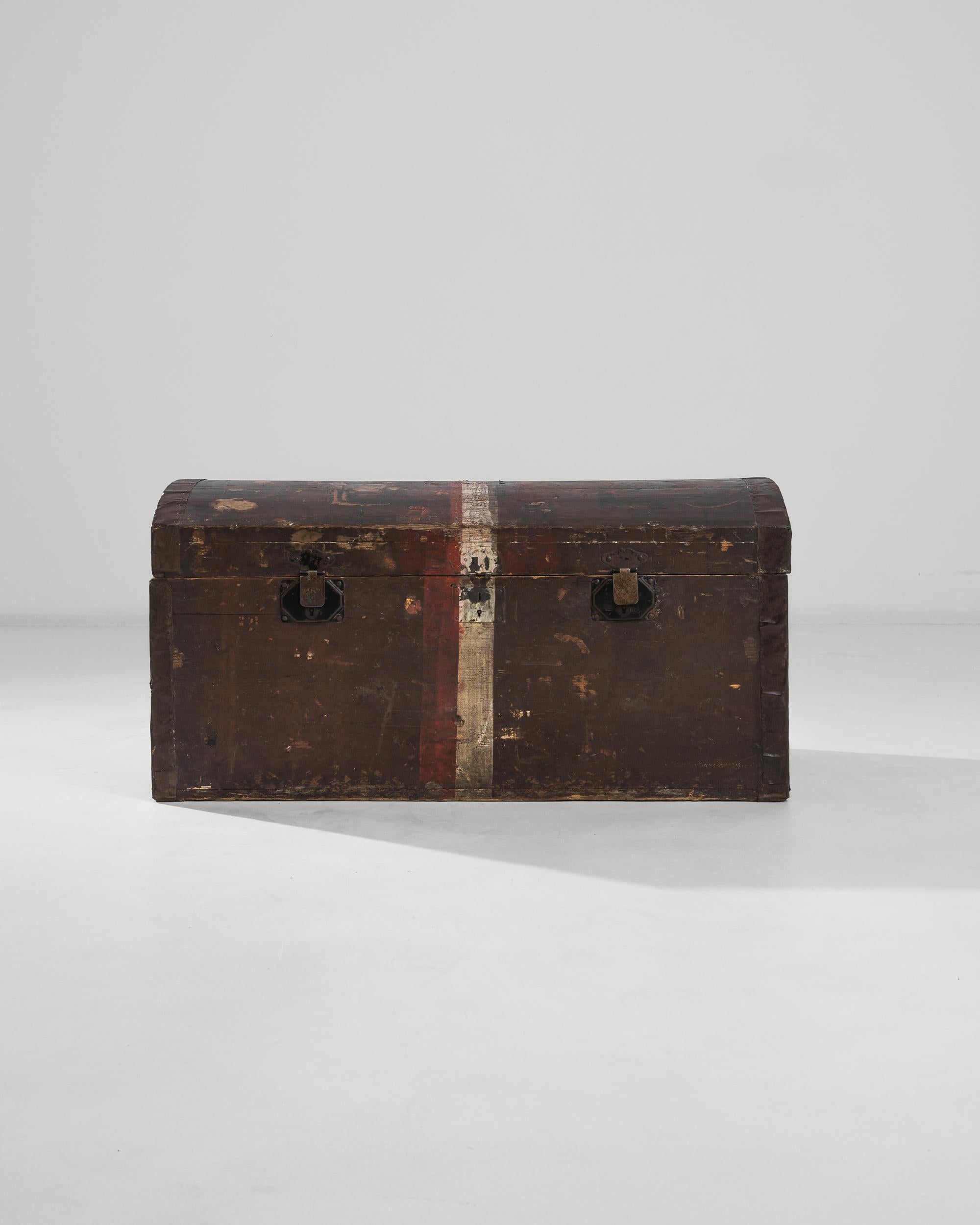 1900s French Wooden Trunk For Sale 1