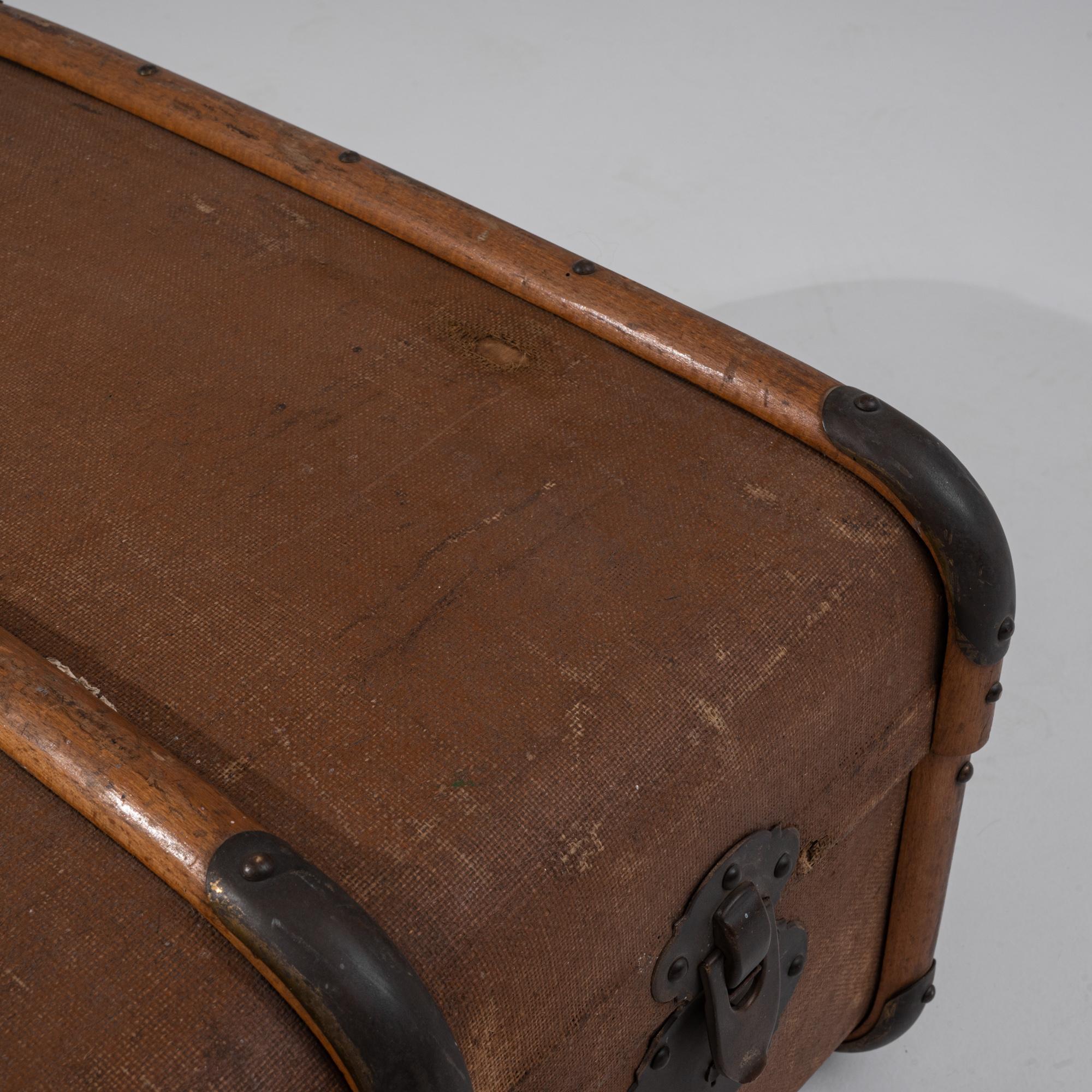 1900s French Wooden Trunk For Sale 4