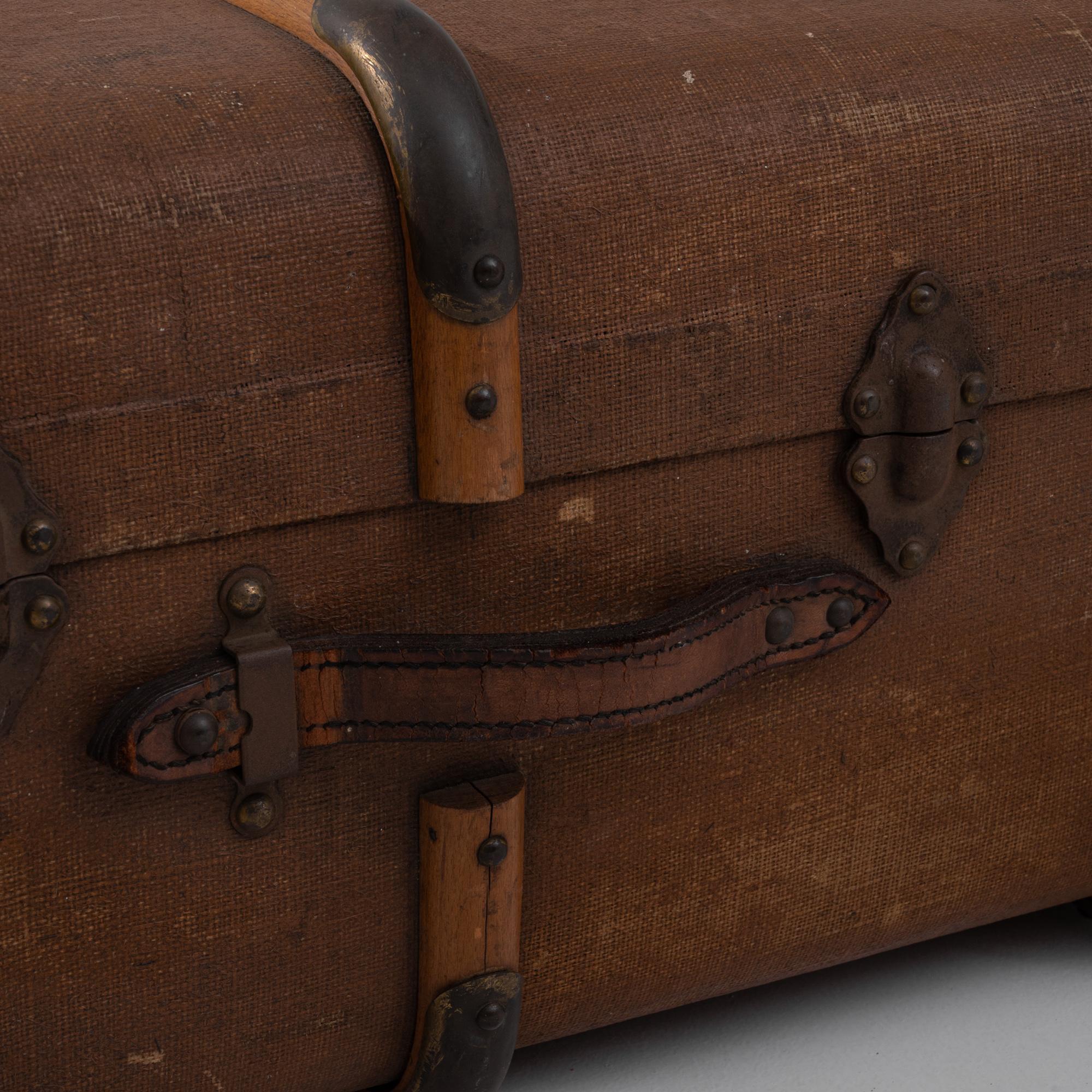 1900s French Wooden Trunk For Sale 5