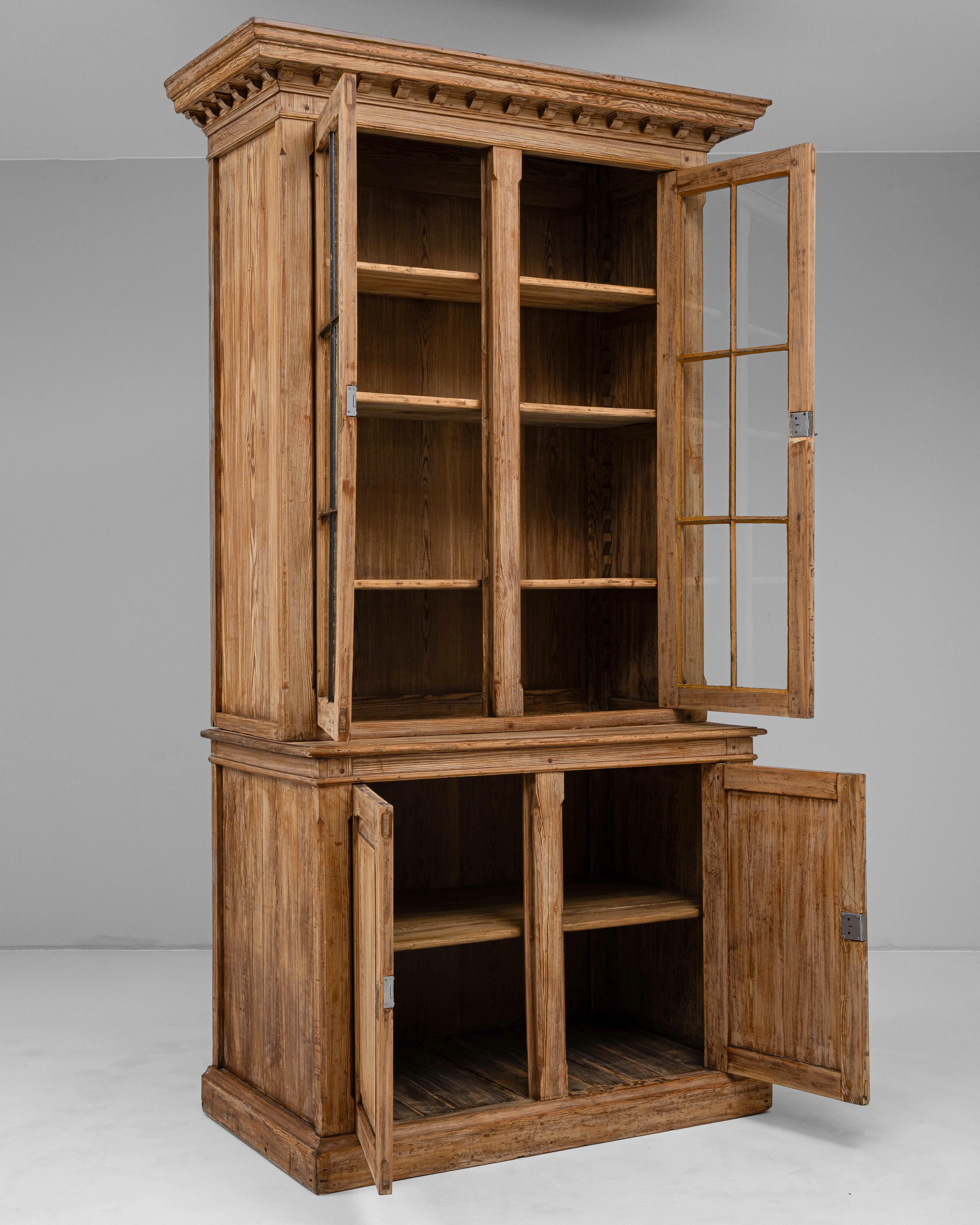 Vetrina francese in legno degli anni '1900 In condizioni buone in vendita a High Point, NC