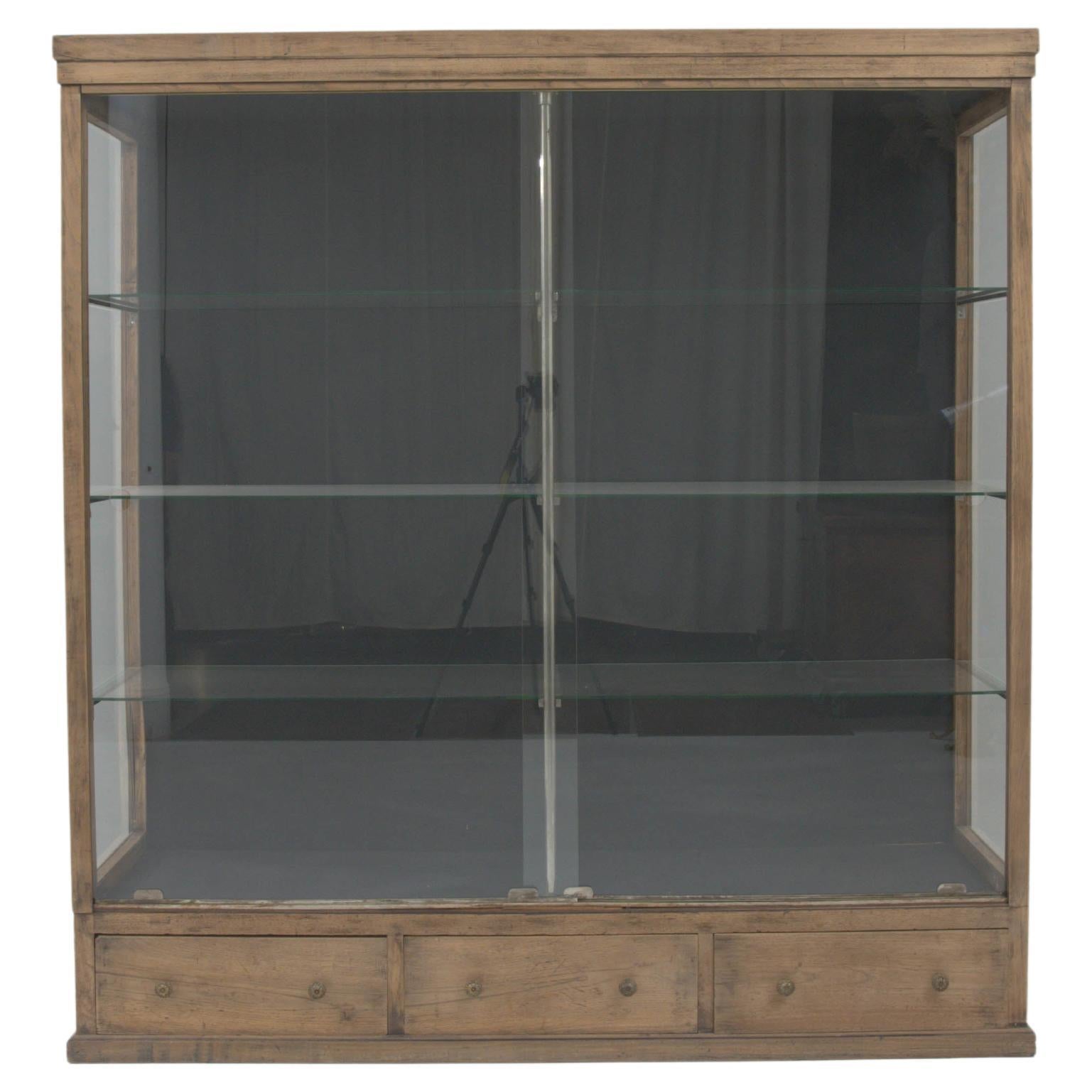 Französische Holzvitrine aus den 1900er Jahren