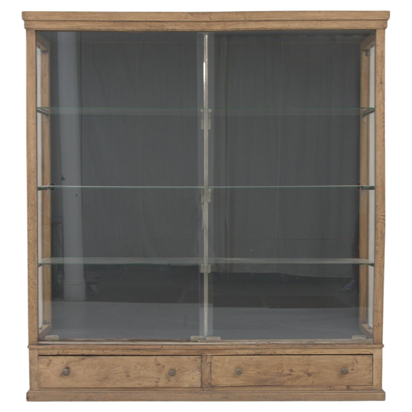 Französische Holzvitrine aus den 1900er Jahren im Angebot