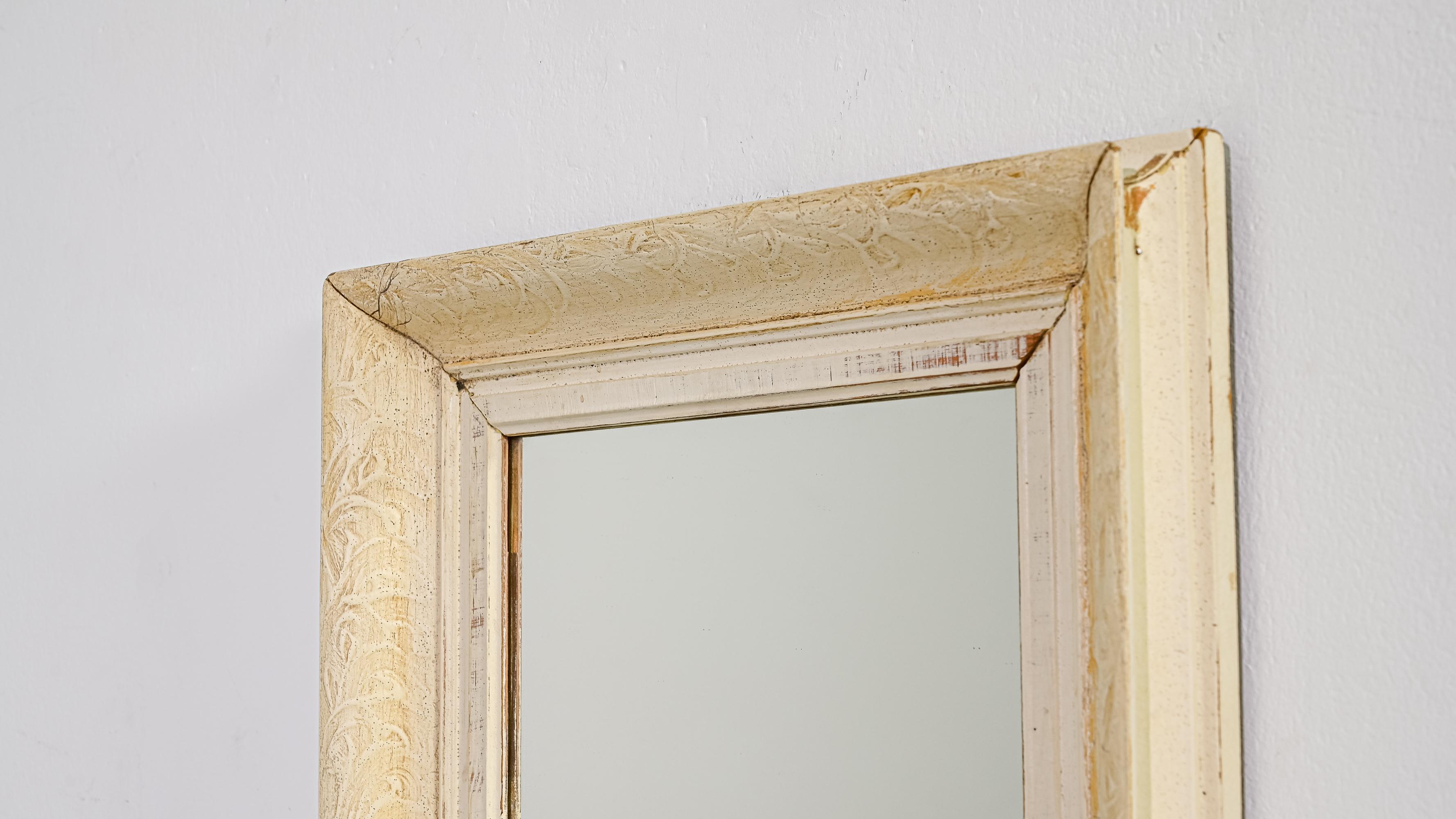 1900s French Wooden White Patinated Mirror In Good Condition In High Point, NC