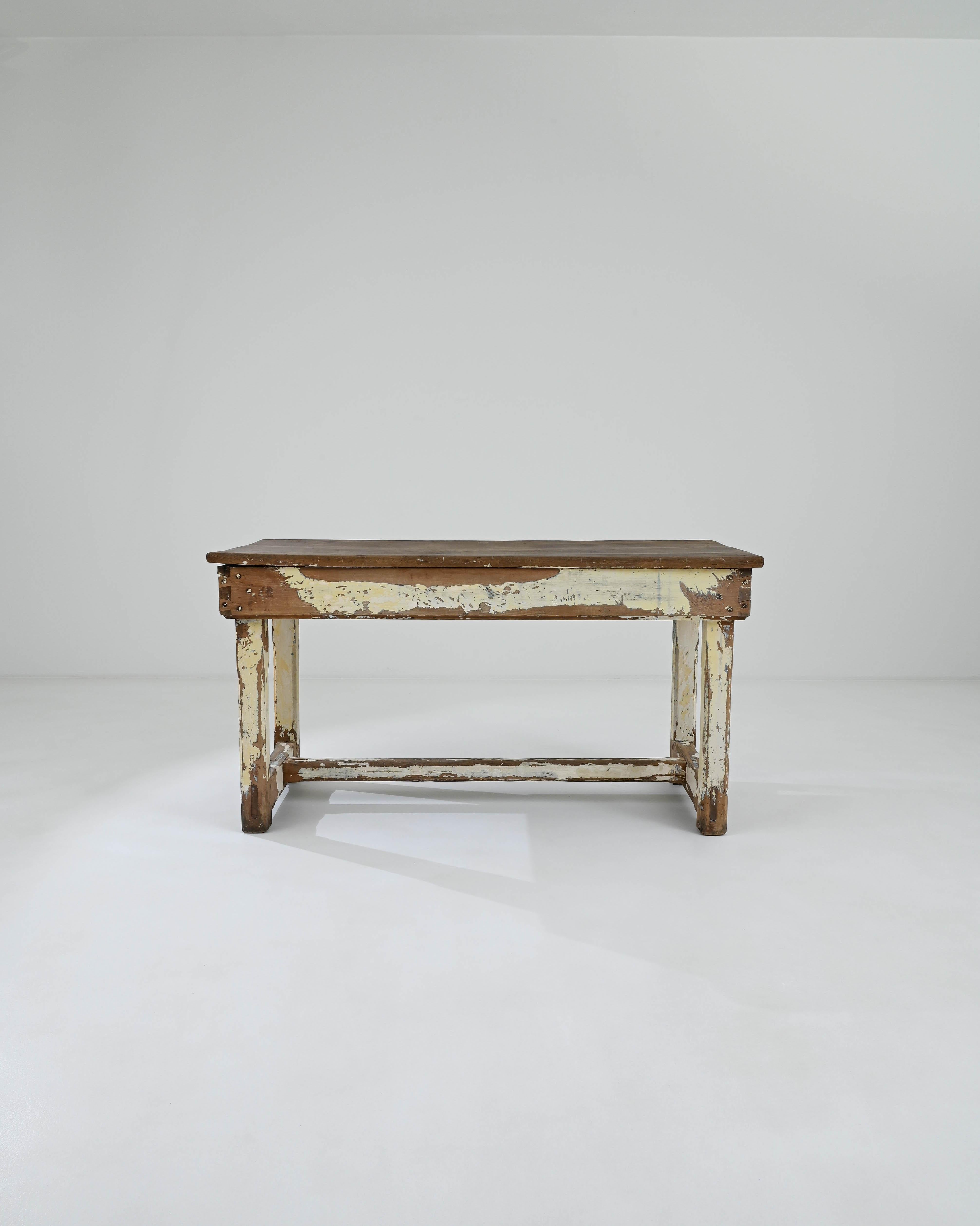Dieser Holztisch aus Frankreich (um 1900) ist eine charmante Unterlage für alle Arten von Hausarbeiten. Der im Laufe der Zeit dramatisch gealterte Tisch strahlt eine gemütliche Ausstrahlung aus und lädt dazu ein, seine faszinierenden Details zu