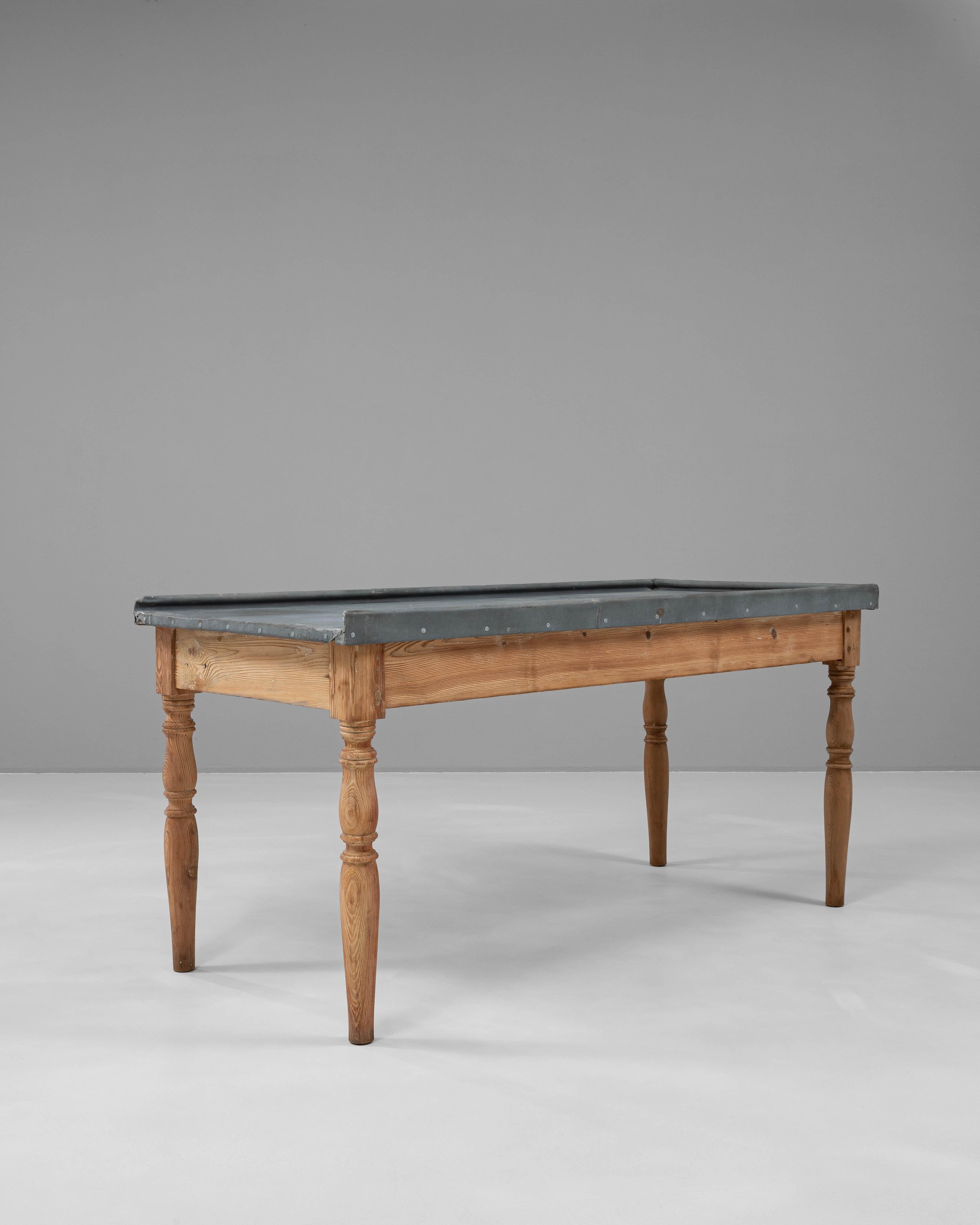 1900s French Wooden Work Table With Zinc Top Bon état - En vente à High Point, NC