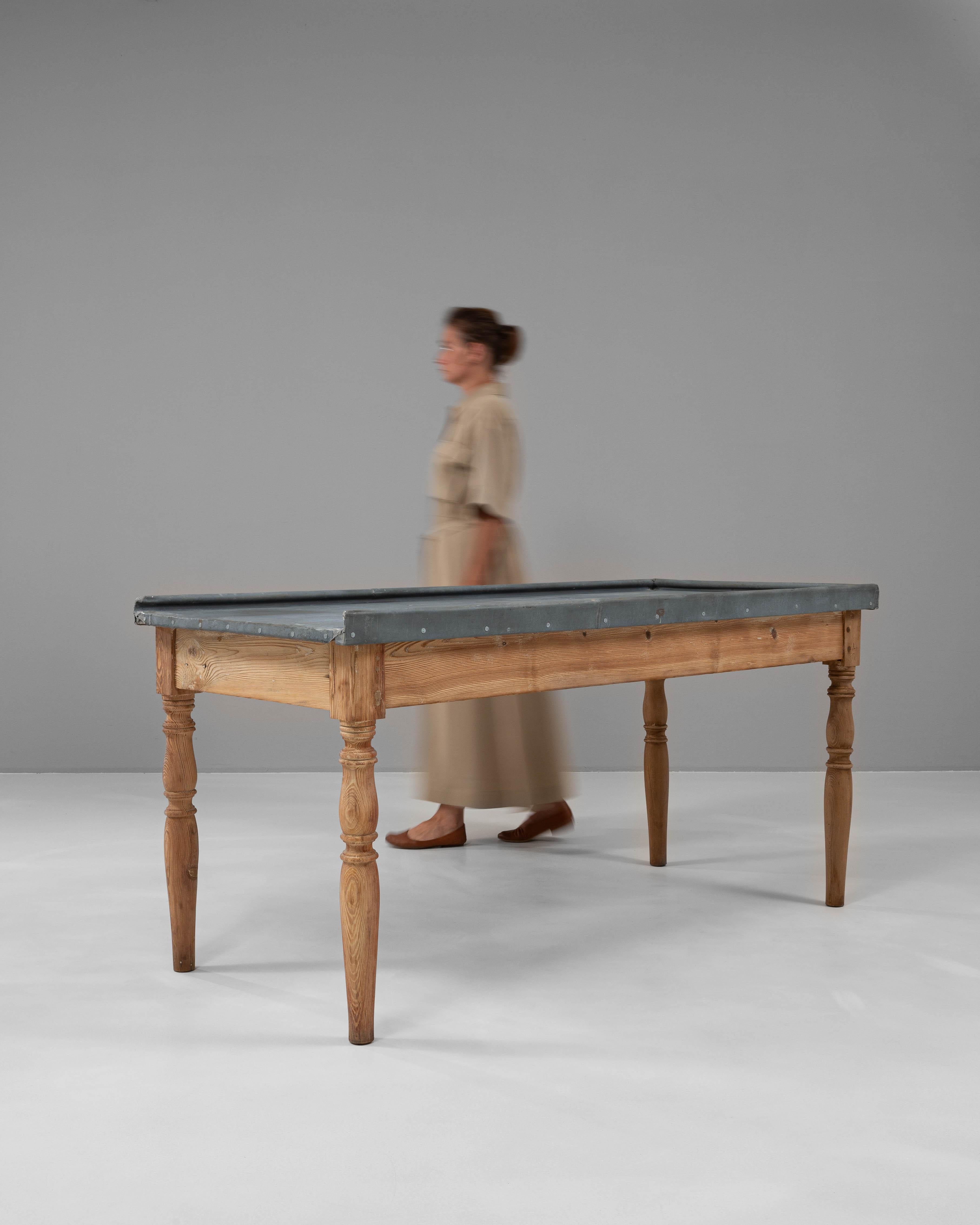 20ième siècle 1900s French Wooden Work Table With Zinc Top en vente