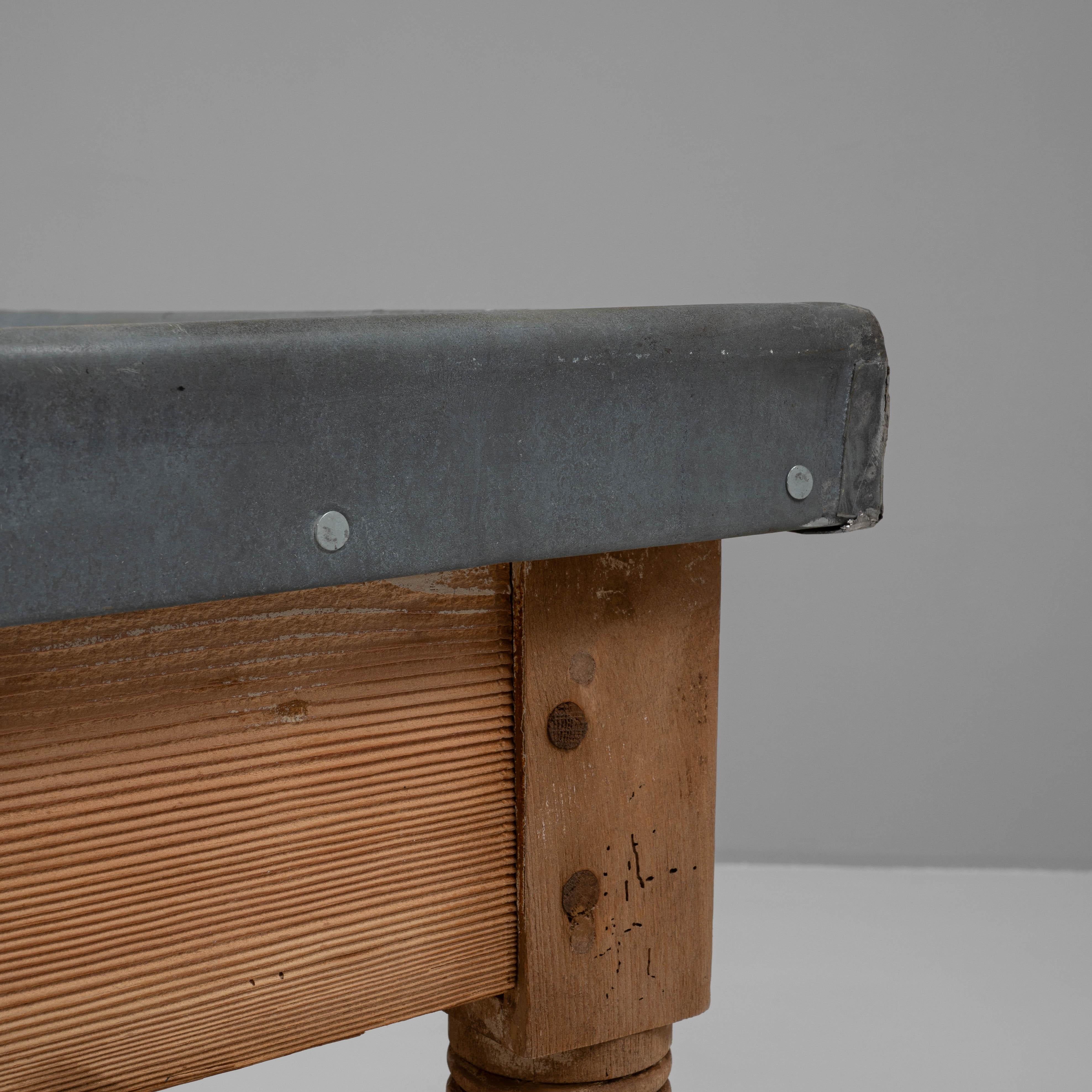 1900s French Wooden Work Table With Zinc Top en vente 3