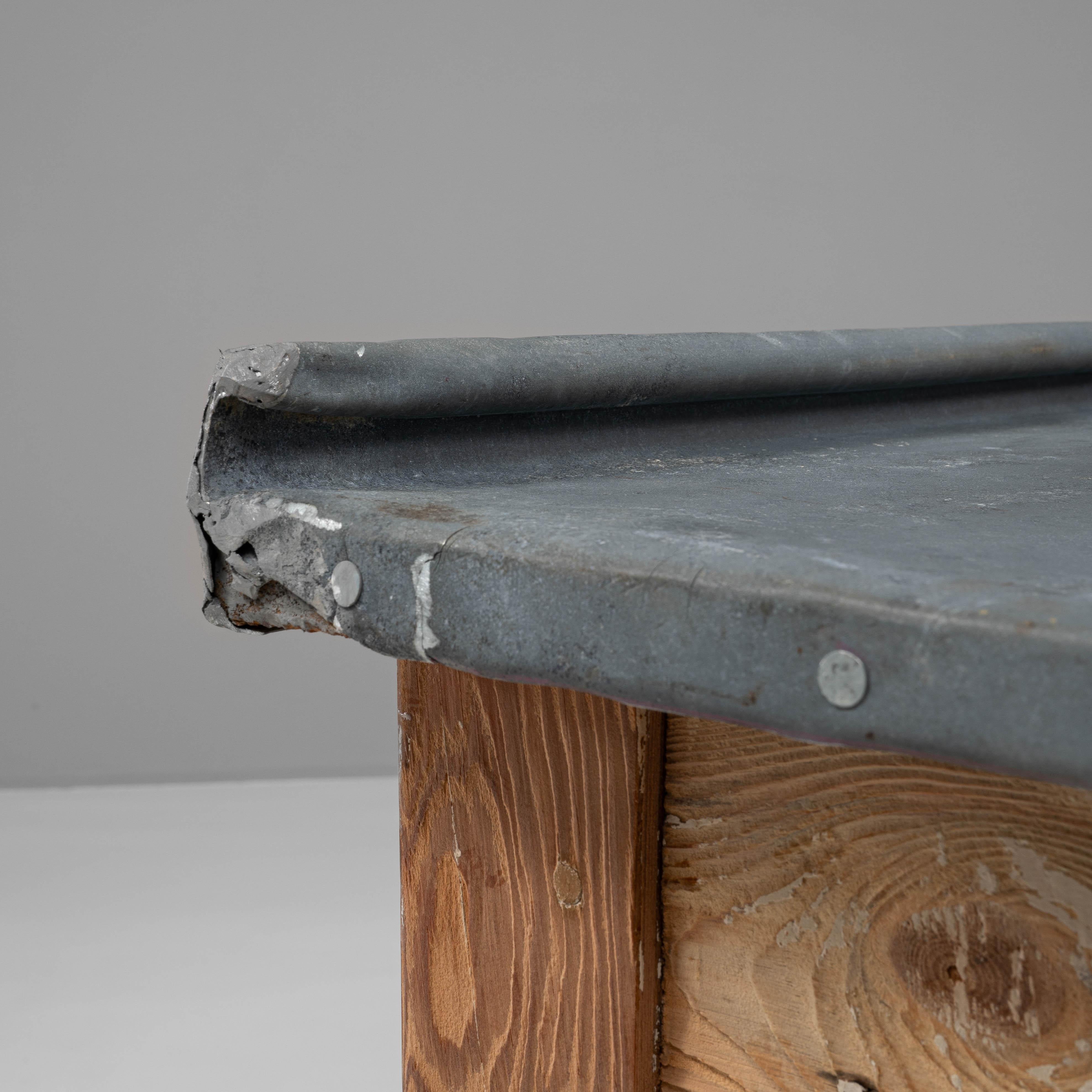 1900s French Wooden Work Table With Zinc Top en vente 4