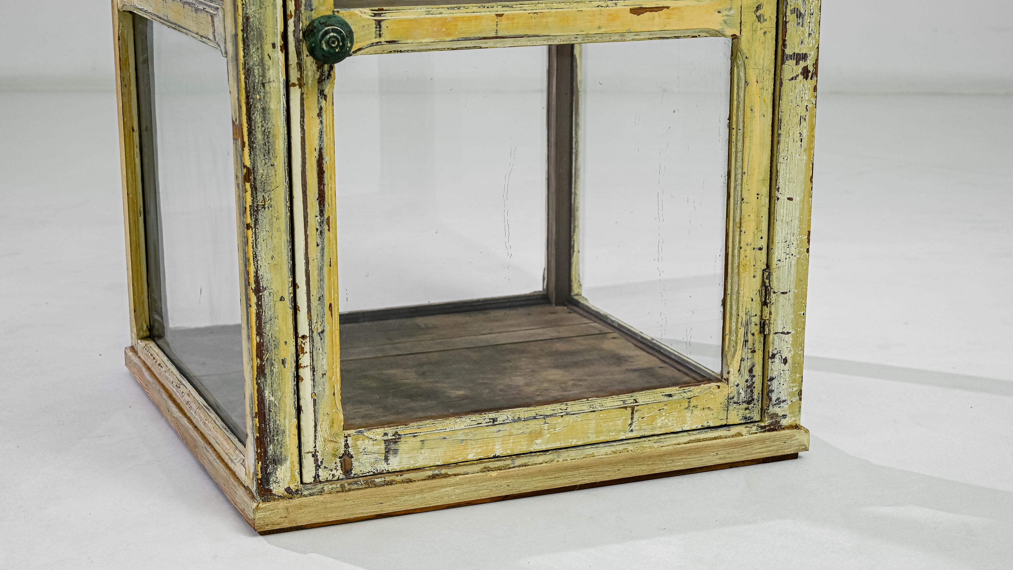 1900s French Yellow Tabletop Vitrine 3