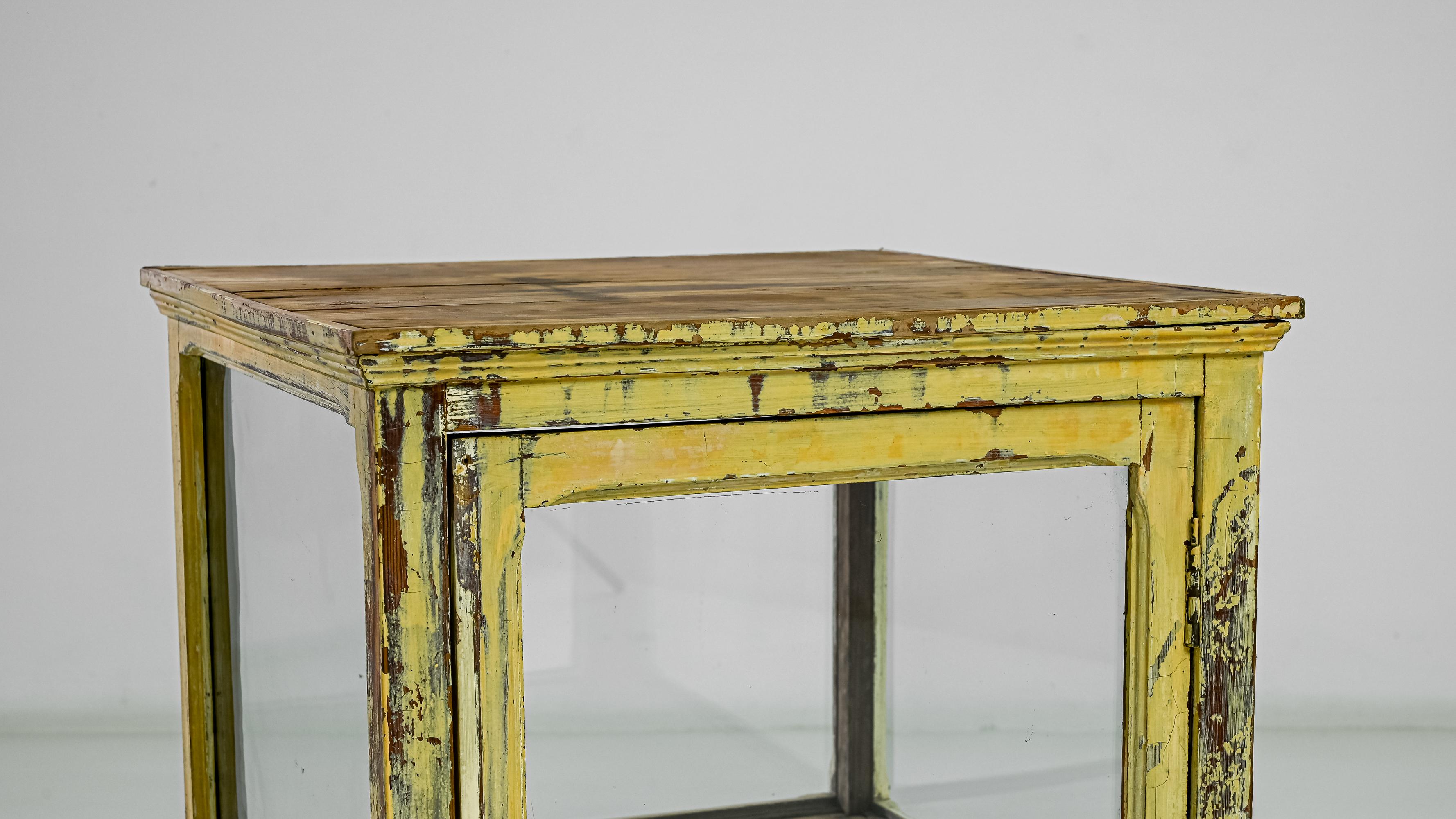 1900s French Yellow Tabletop Vitrine 2