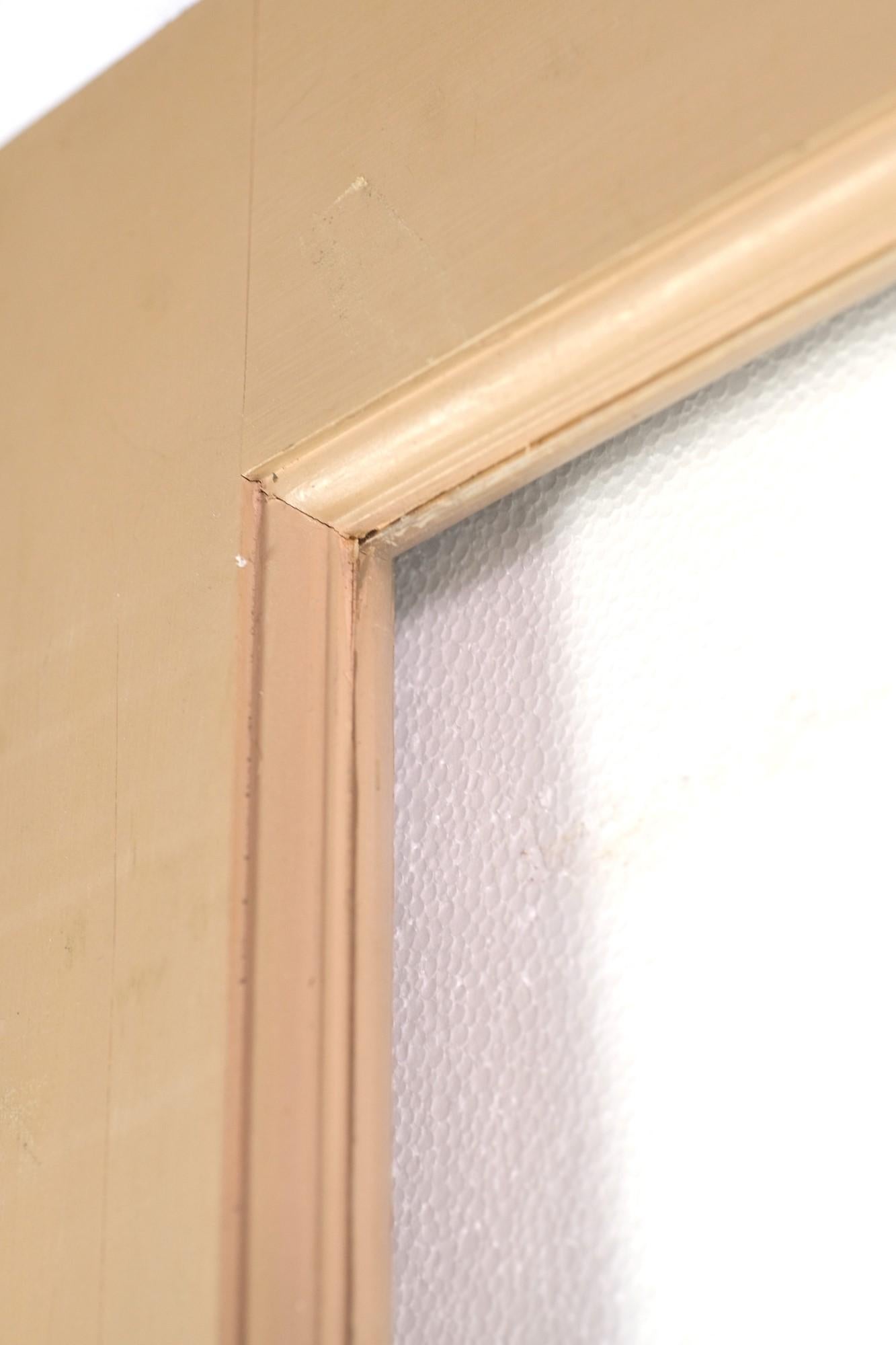 Bürotür aus Kiefernholz von 1900 mit oberem Milchglasfenster und 2 horizontalen Holzpaneelen darunter. Sie ist beige lackiert und enthält einen Türknauf. Diese können Sie an unserem Standort 400 Gilligan St. in Scranton (Pennsylvania) besichtigen.