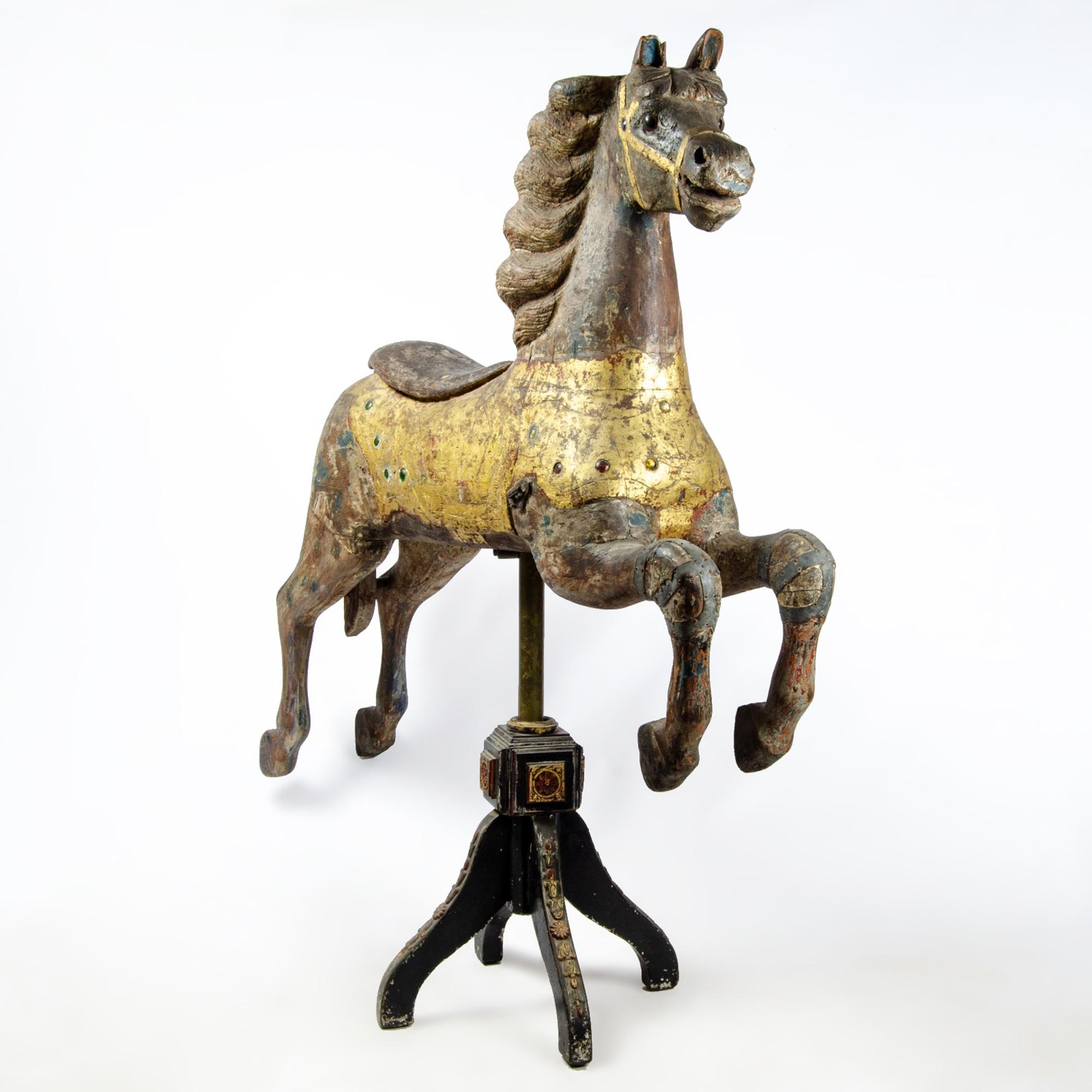 1900s Deutsch geschnitzt Holz Karussell Pferd im Galopp mit Kristallen und Blattgold (Belle Époque) im Angebot
