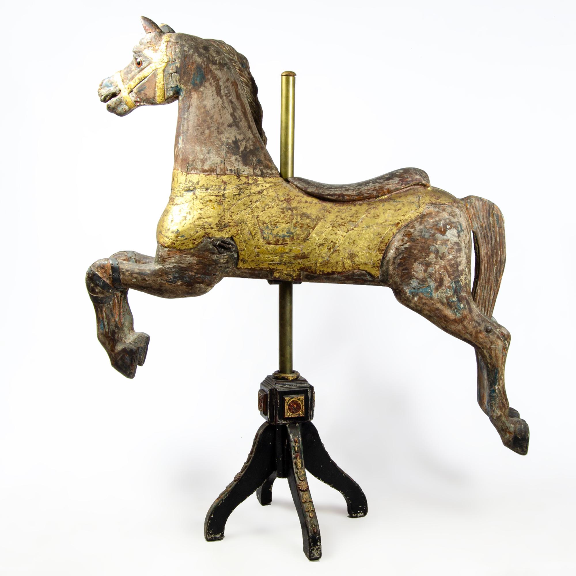 1900s Deutsch geschnitzt Holz Karussell Pferd im Galopp mit Kristallen und Blattgold (Geschnitzt) im Angebot