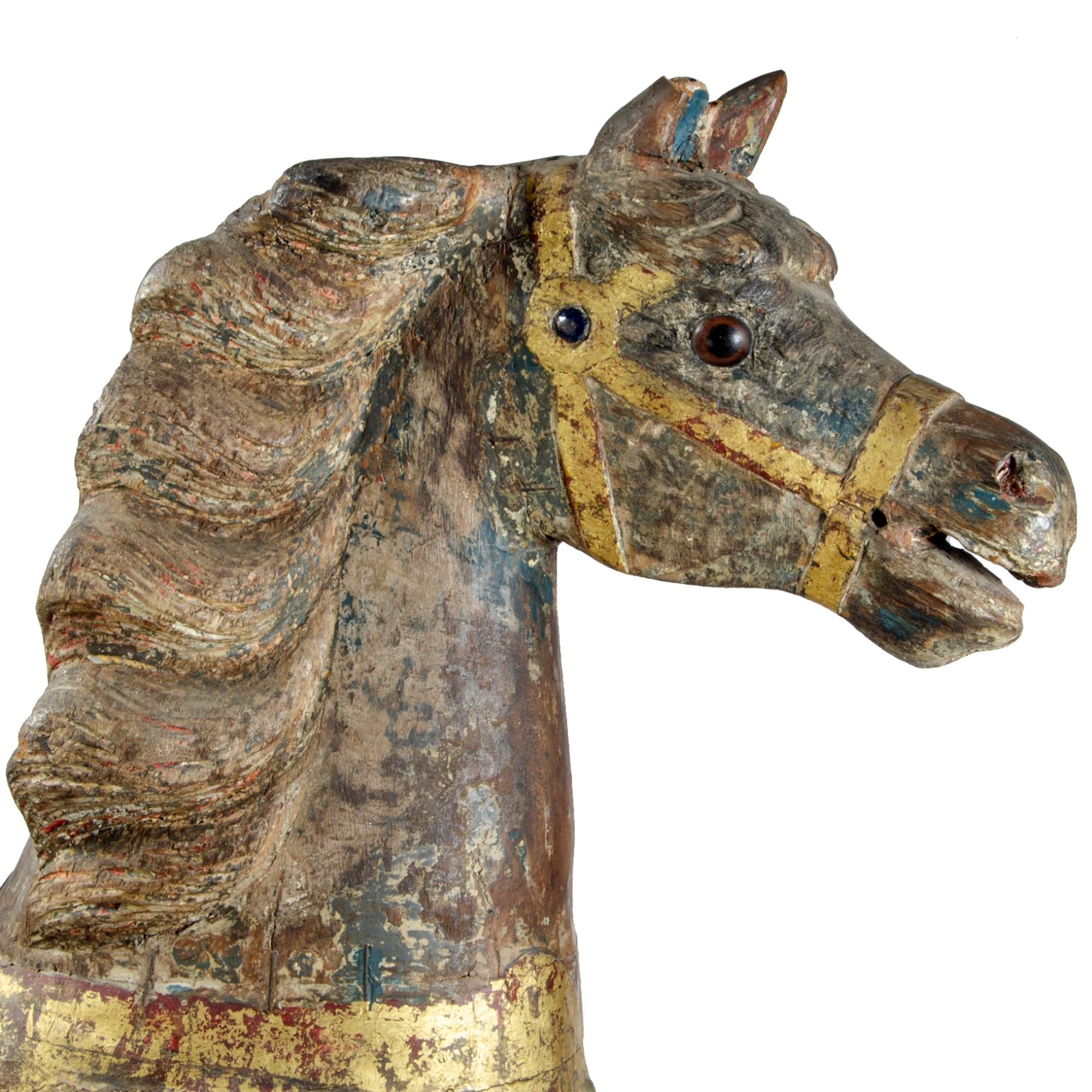 1900s Deutsch geschnitzt Holz Karussell Pferd im Galopp mit Kristallen und Blattgold im Zustand „Starke Gebrauchsspuren“ im Angebot in North Miami, FL