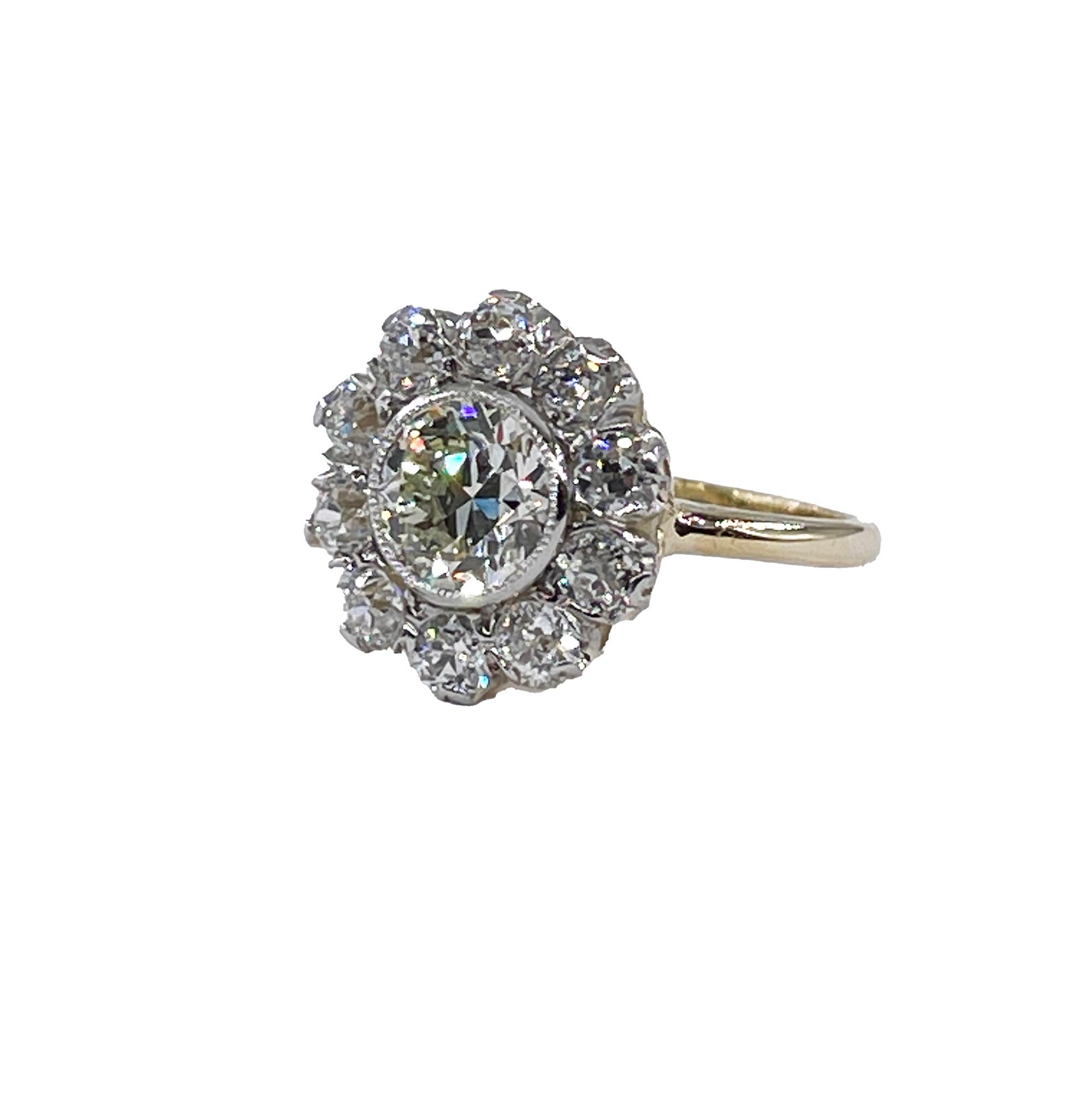Antike Edwardian GIA 2.58ctw OLD EUROPEAN Diamond Cocktail Cluster 18K Gold Platinum Ring, CIRCA 1900s.
Diese atemberaubend schöne, Liebling, frühen zwanzigsten Jahrhunderts Edwardian Blume geformt, Cluster-Ring fein in Handarbeit in Platin über 18