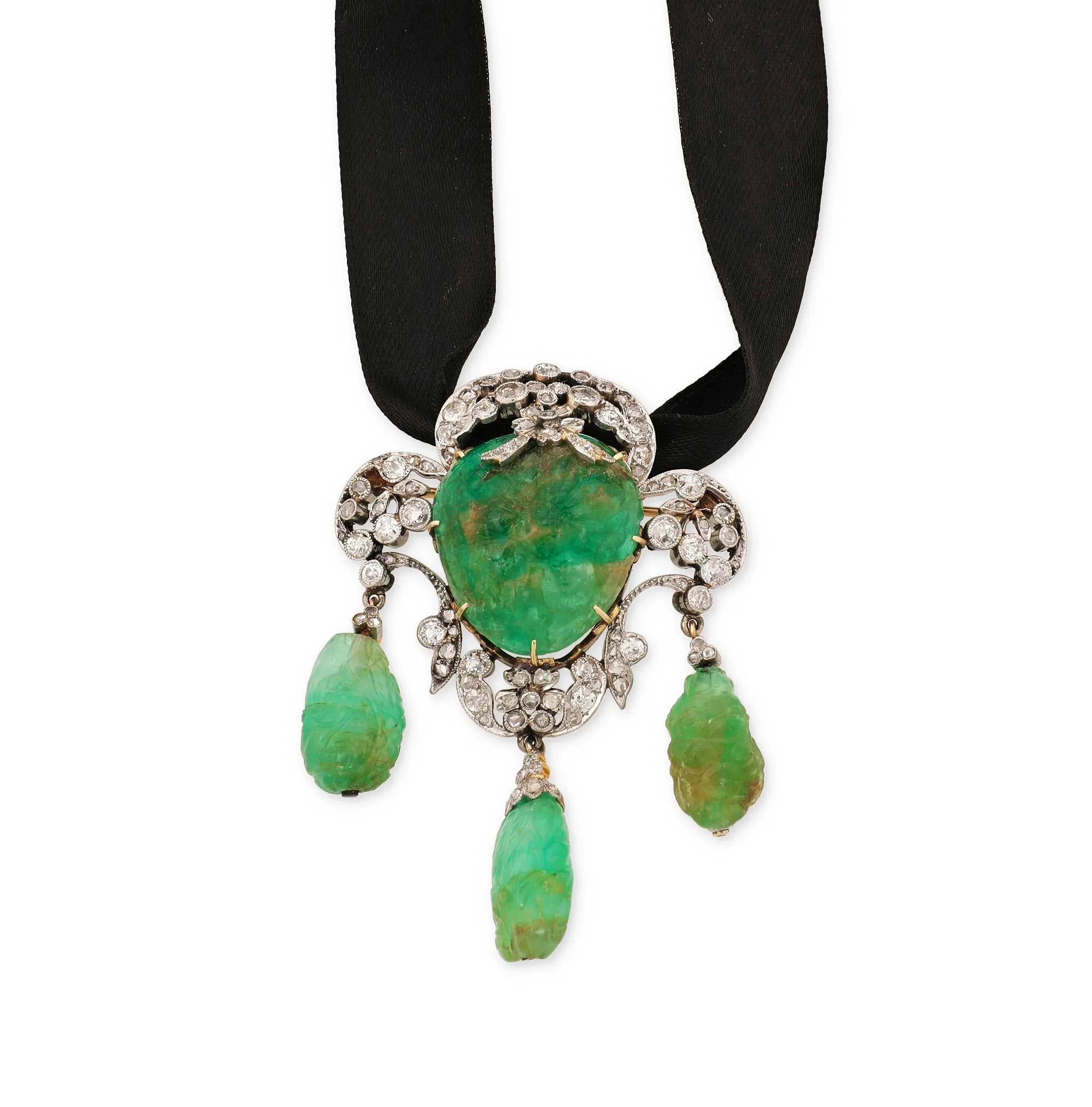 PRÄCHTIG UND HISTORISCH: EINE BROSCHE MIT GESCHNITZTEN SMARAGDEN UND DIAMANTEN IM MUGHAL-STIL

Dieses spektakuläre Schmuckstück ist ein exquisites Beispiel für die edwardianische Ästhetik, bei der große, opulente Stücke bevorzugt wurden und