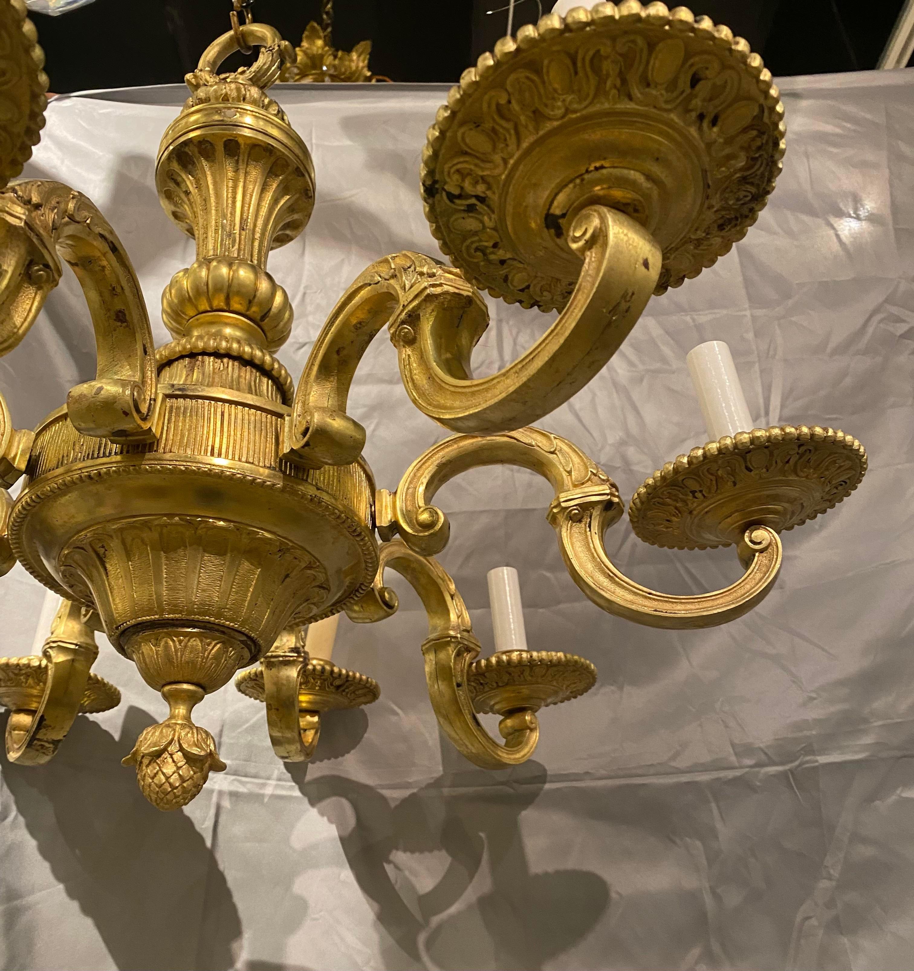 Classique américain Lustre à 8 lumières Caldwell en bronze doré d'époque 1900 en vente