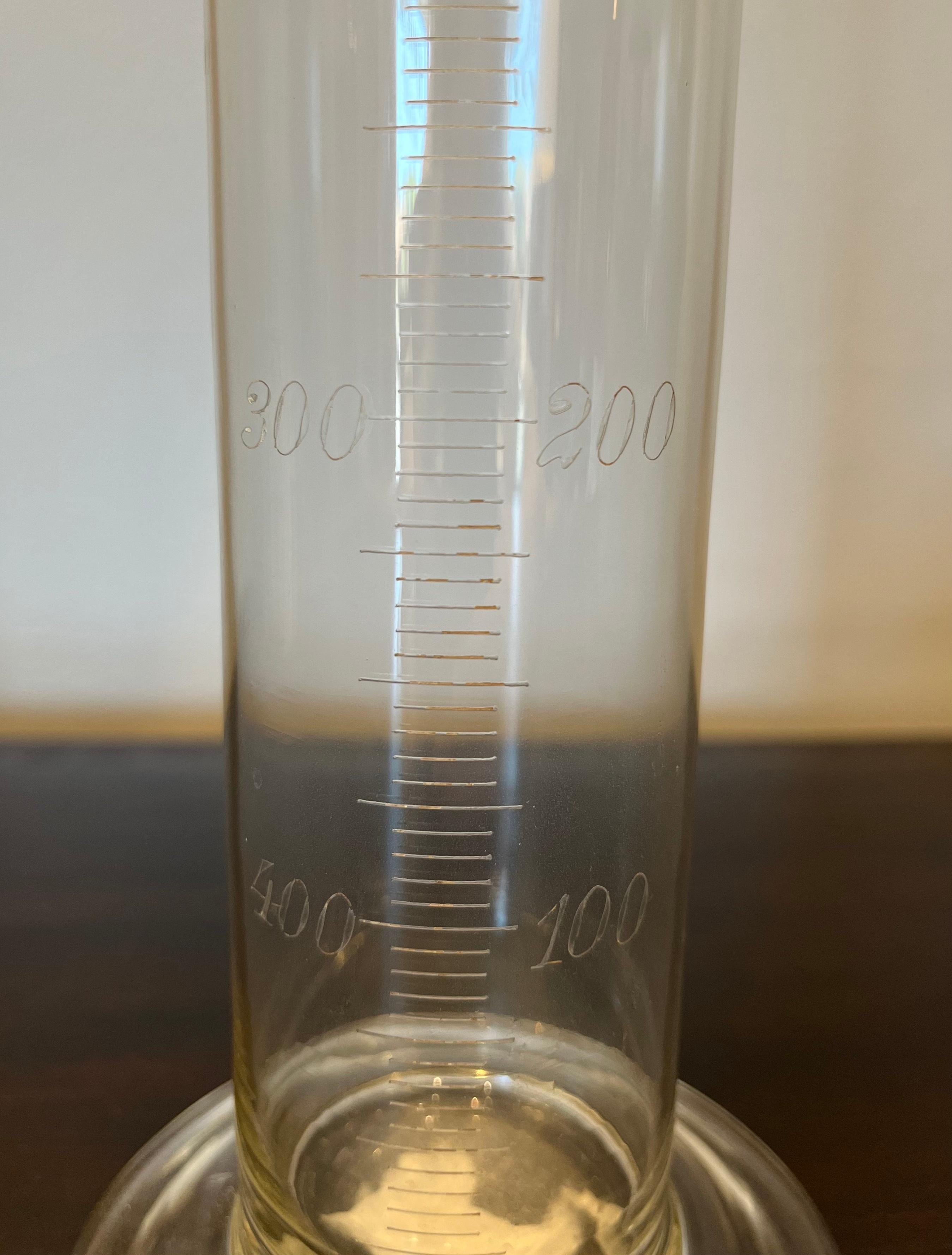 1900s Glass Chemist's Beaker In Good Condition For Sale In Los Angeles, CA