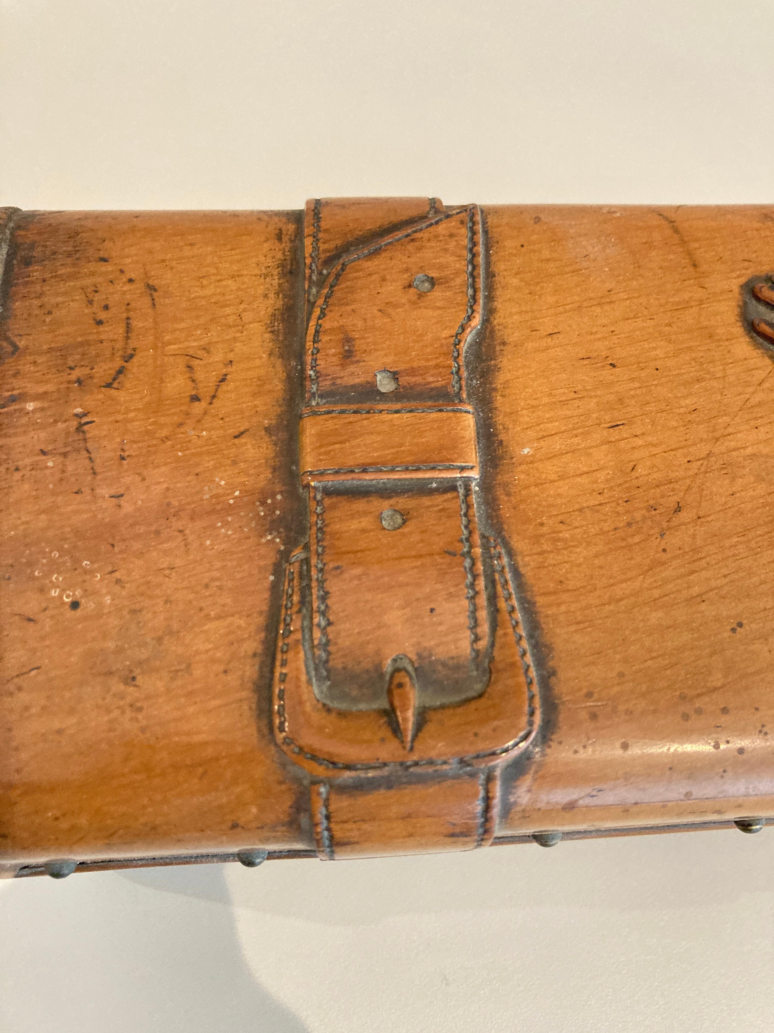 Caja de guantes de 1900 que muestra un baúl en Bueno estado para la venta en New York, NY