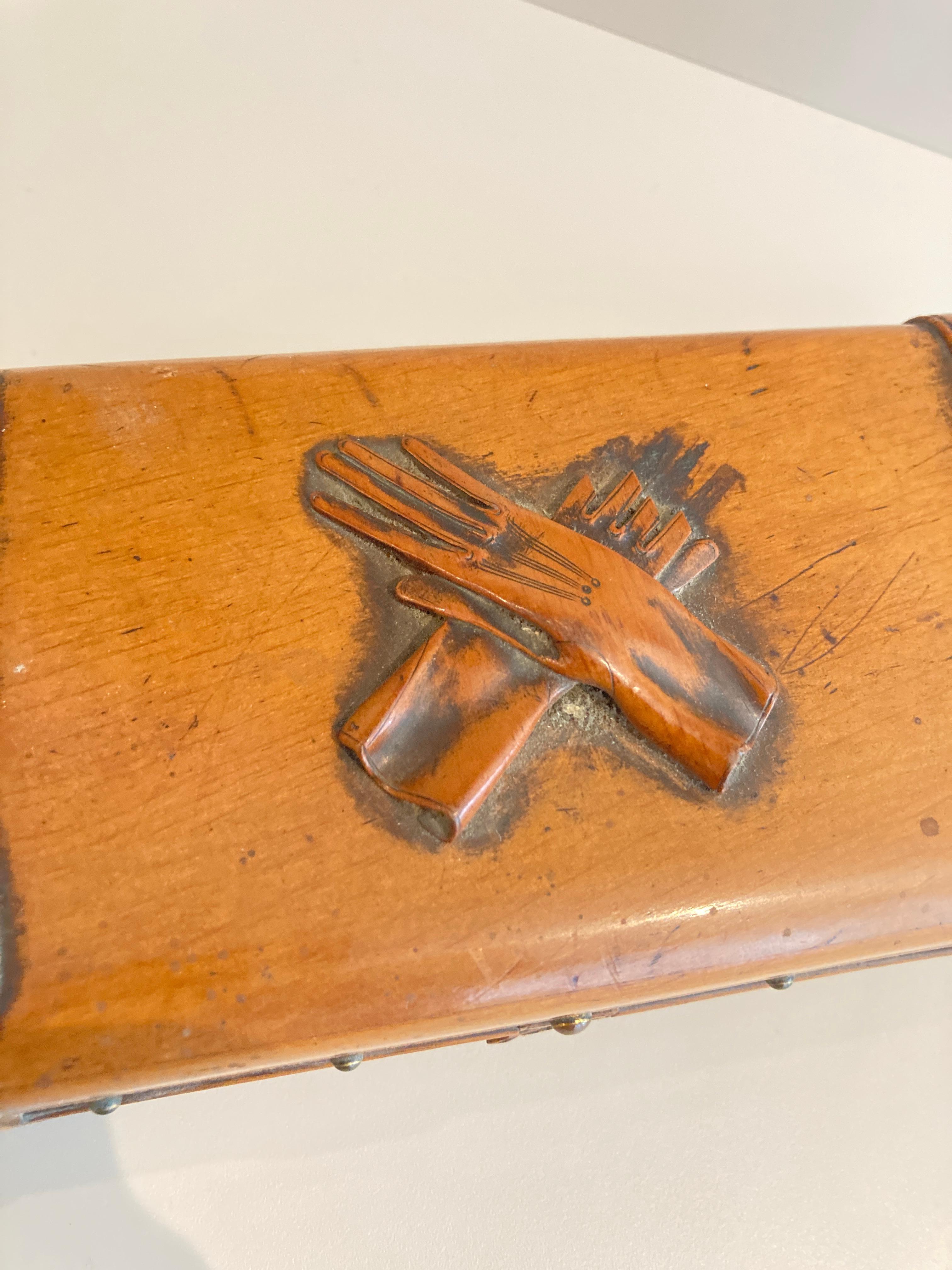 Caja de guantes de 1900 que muestra un baúl principios del siglo XX en venta