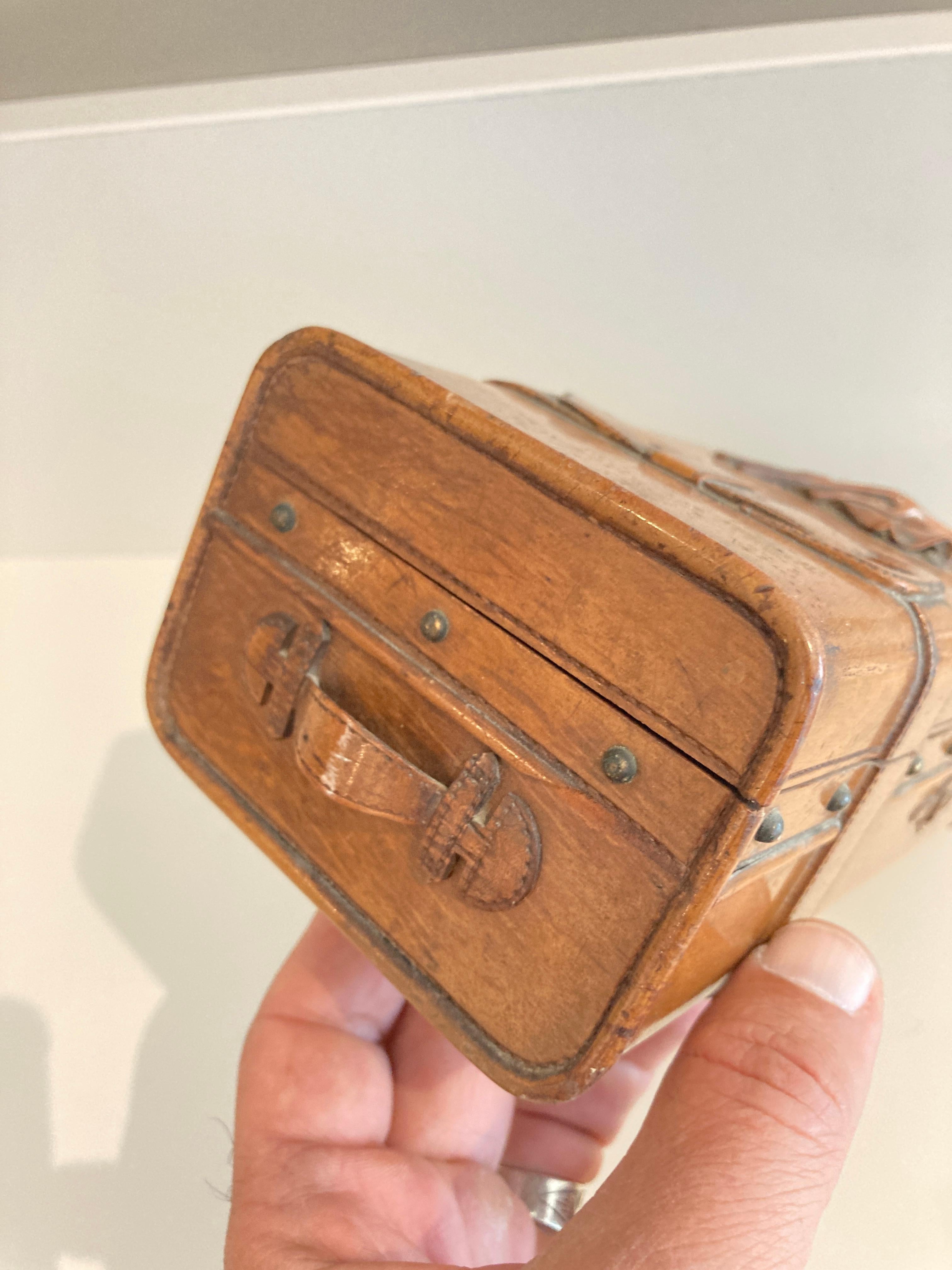 Caja de guantes de 1900 que muestra un baúl Peral en venta