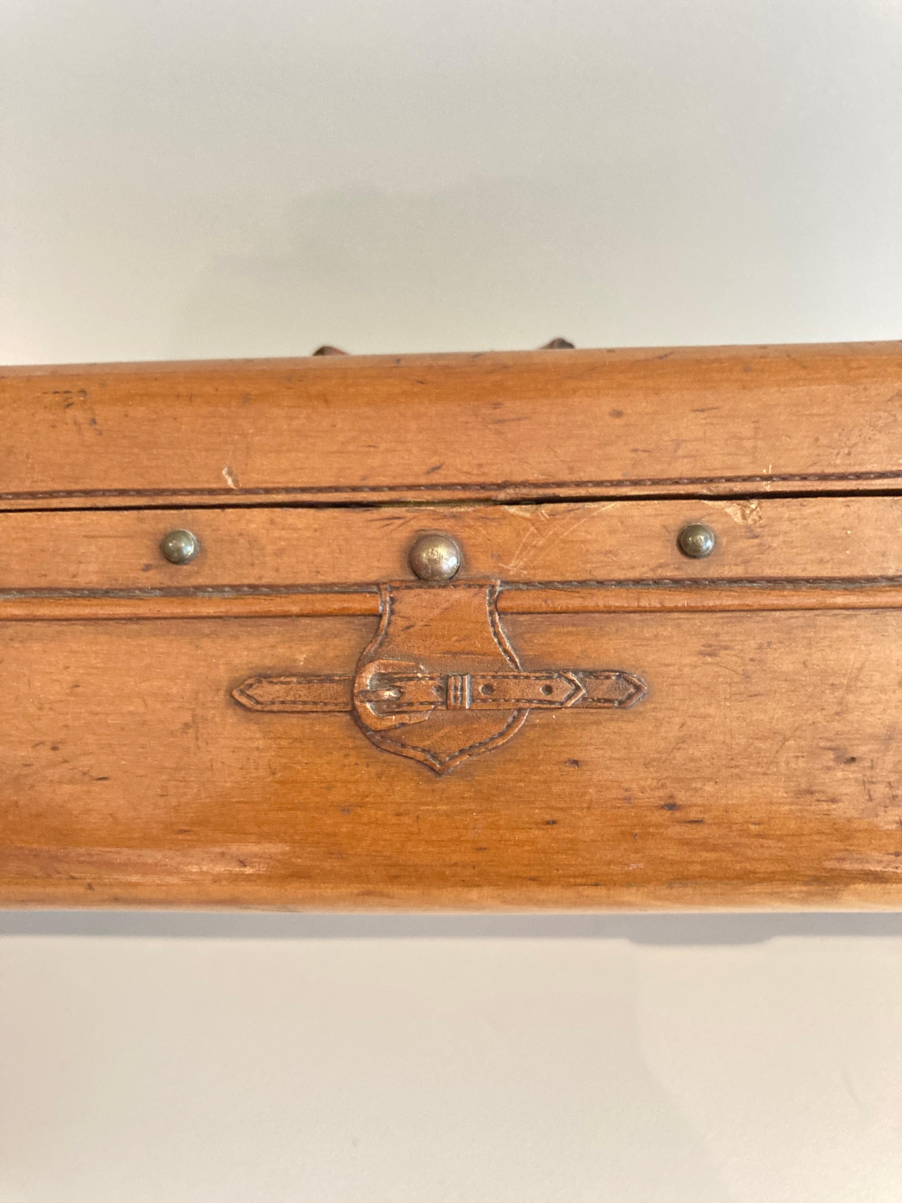 Caja de guantes de 1900 que muestra un baúl en venta 1
