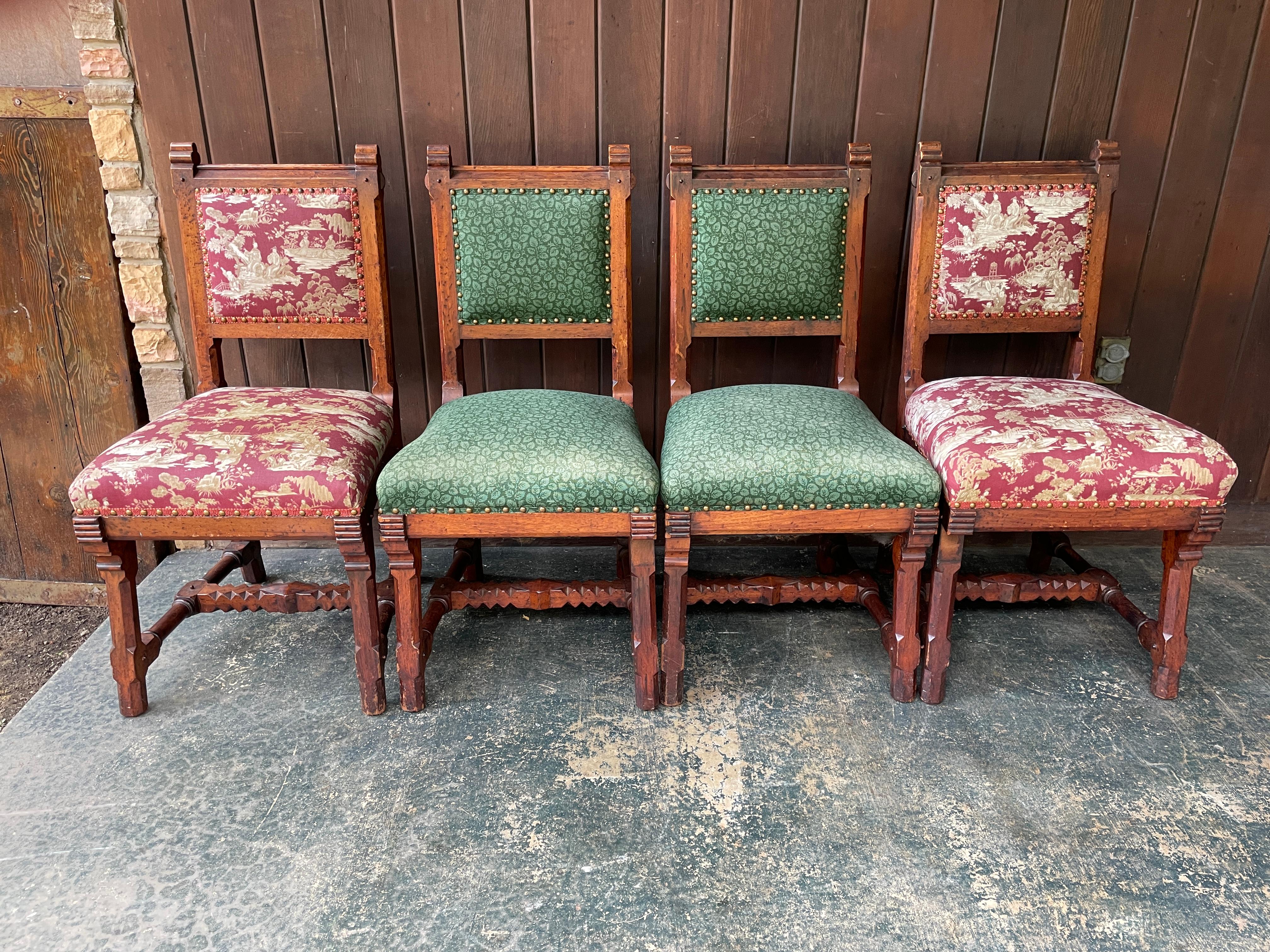 Set di sedie da pranzo Eastlake gotiche del 1900 Poltrone in noce intagliato Rinascimento, 6 in vendita 3