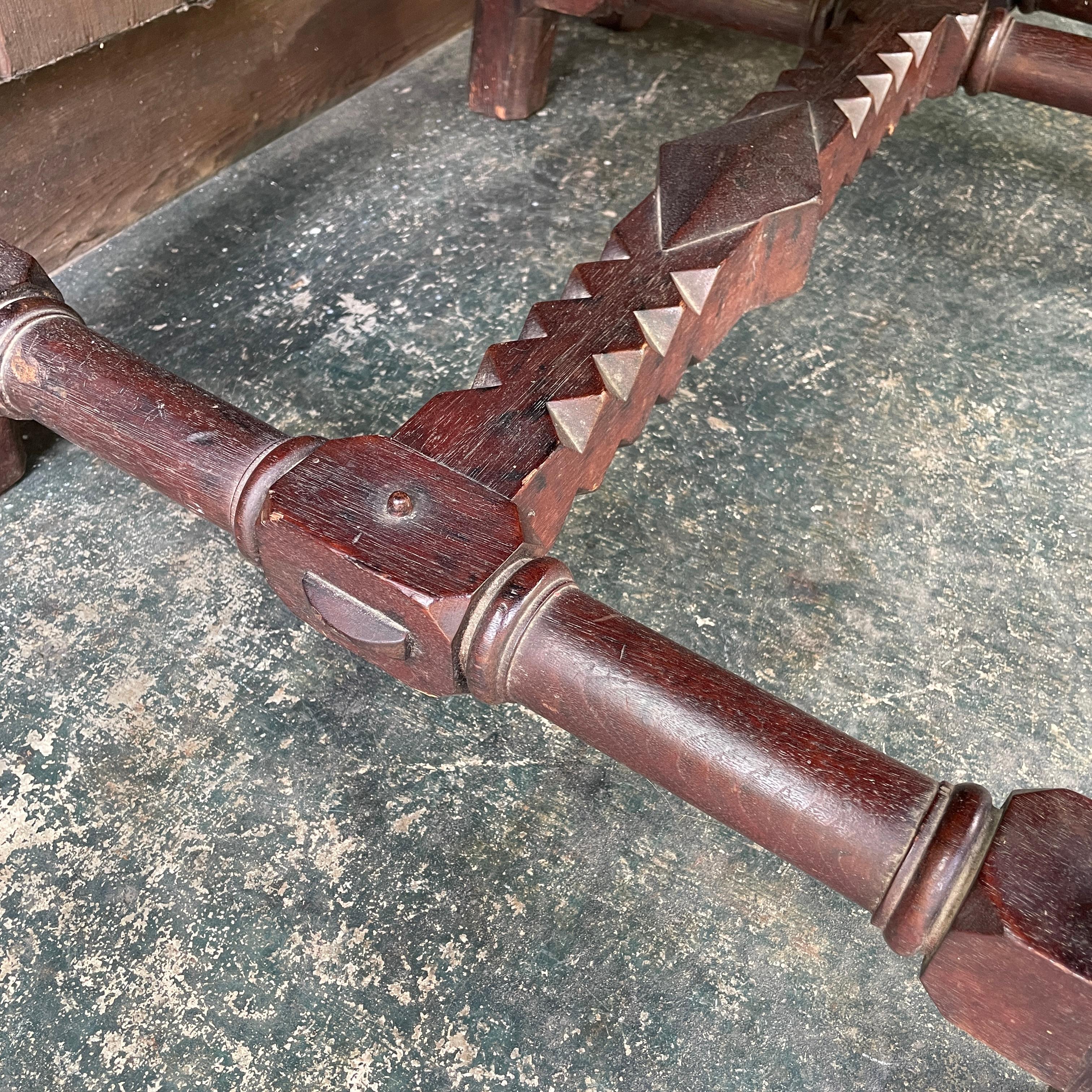 Set di sedie da pranzo Eastlake gotiche del 1900 Poltrone in noce intagliato Rinascimento, 6 in vendita 5
