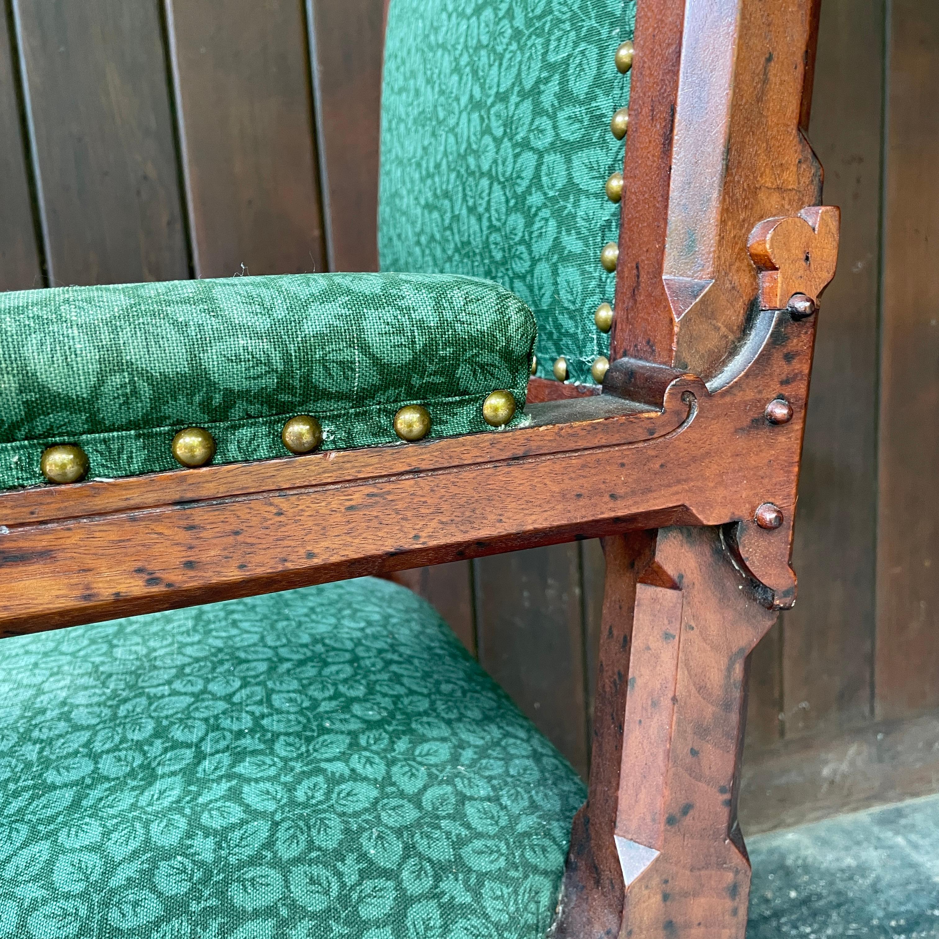 Set di sedie da pranzo Eastlake gotiche del 1900 Poltrone in noce intagliato Rinascimento, 6 in vendita 7