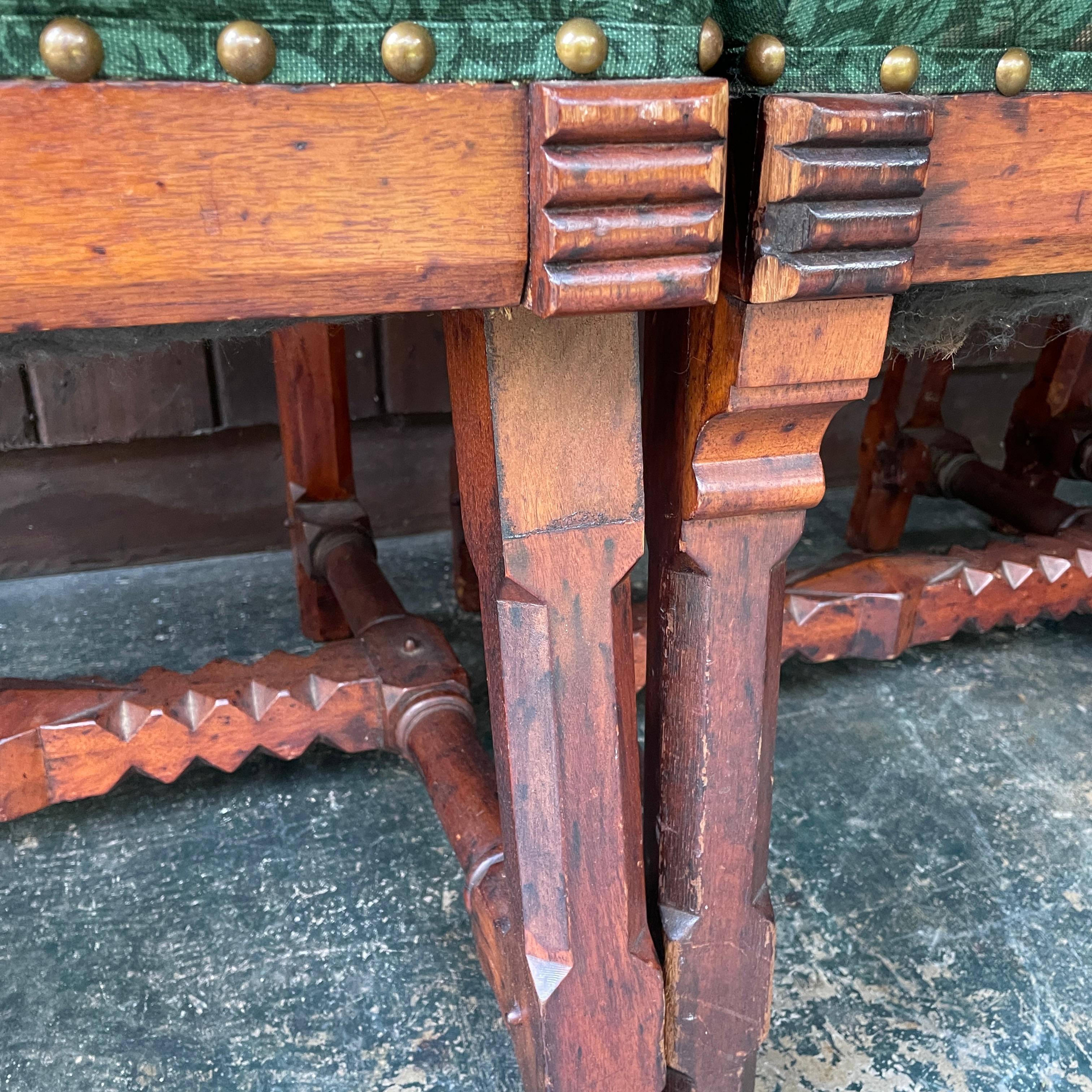 Set di sedie da pranzo Eastlake gotiche del 1900 Poltrone in noce intagliato Rinascimento, 6 in vendita 10