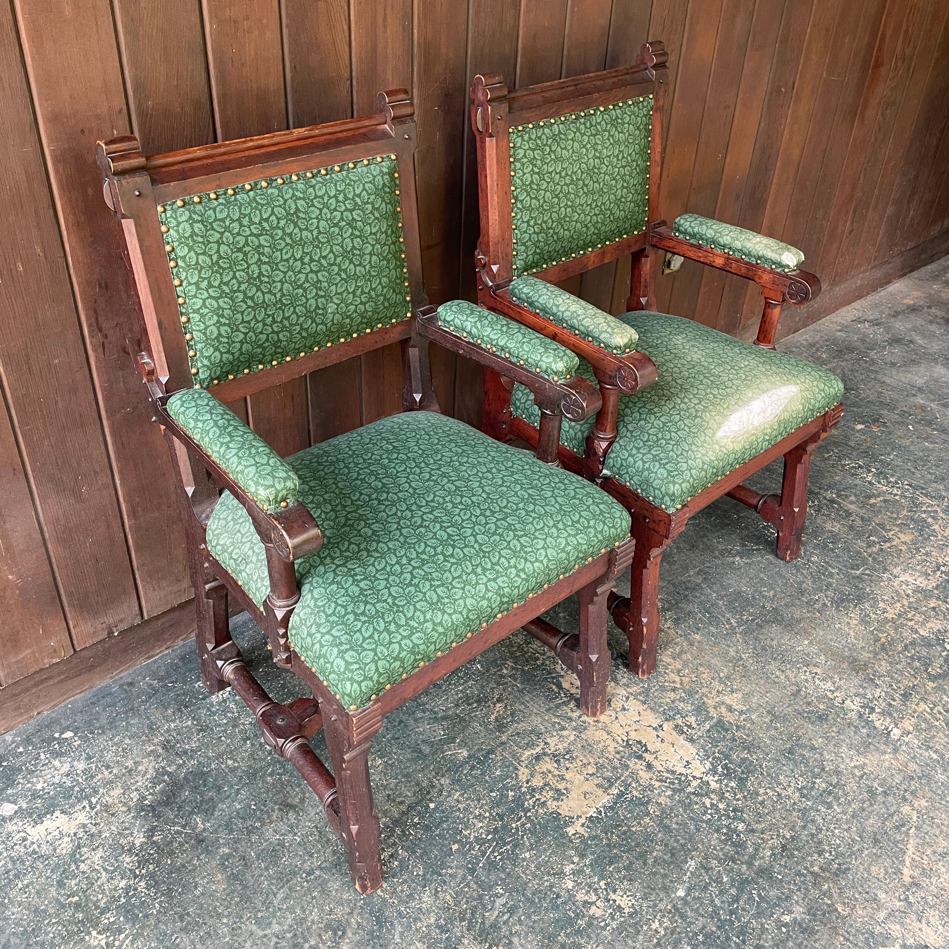 Americano Set di sedie da pranzo Eastlake gotiche del 1900 Poltrone in noce intagliato Rinascimento, 6 in vendita