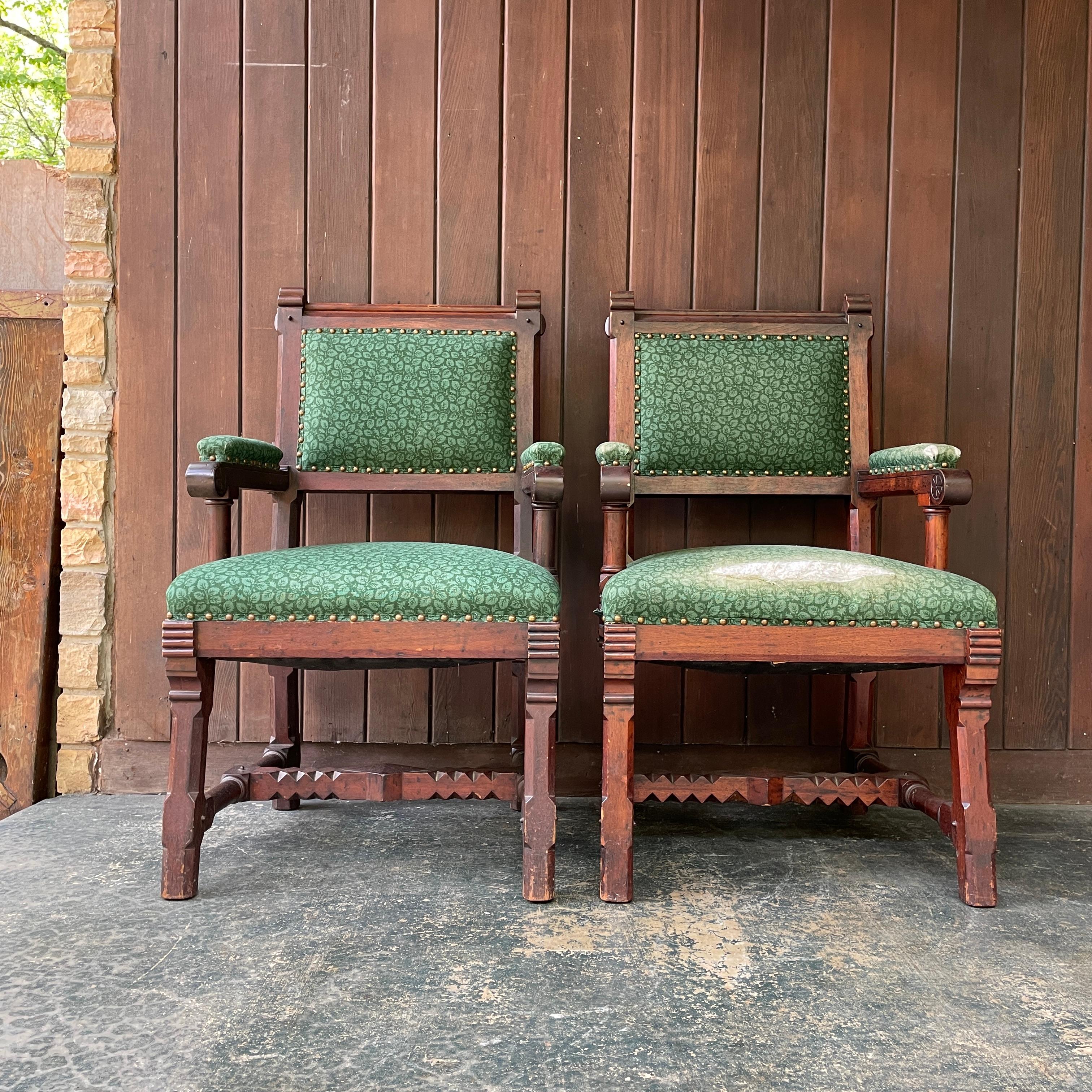 Inizio XX secolo Set di sedie da pranzo Eastlake gotiche del 1900 Poltrone in noce intagliato Rinascimento, 6 in vendita