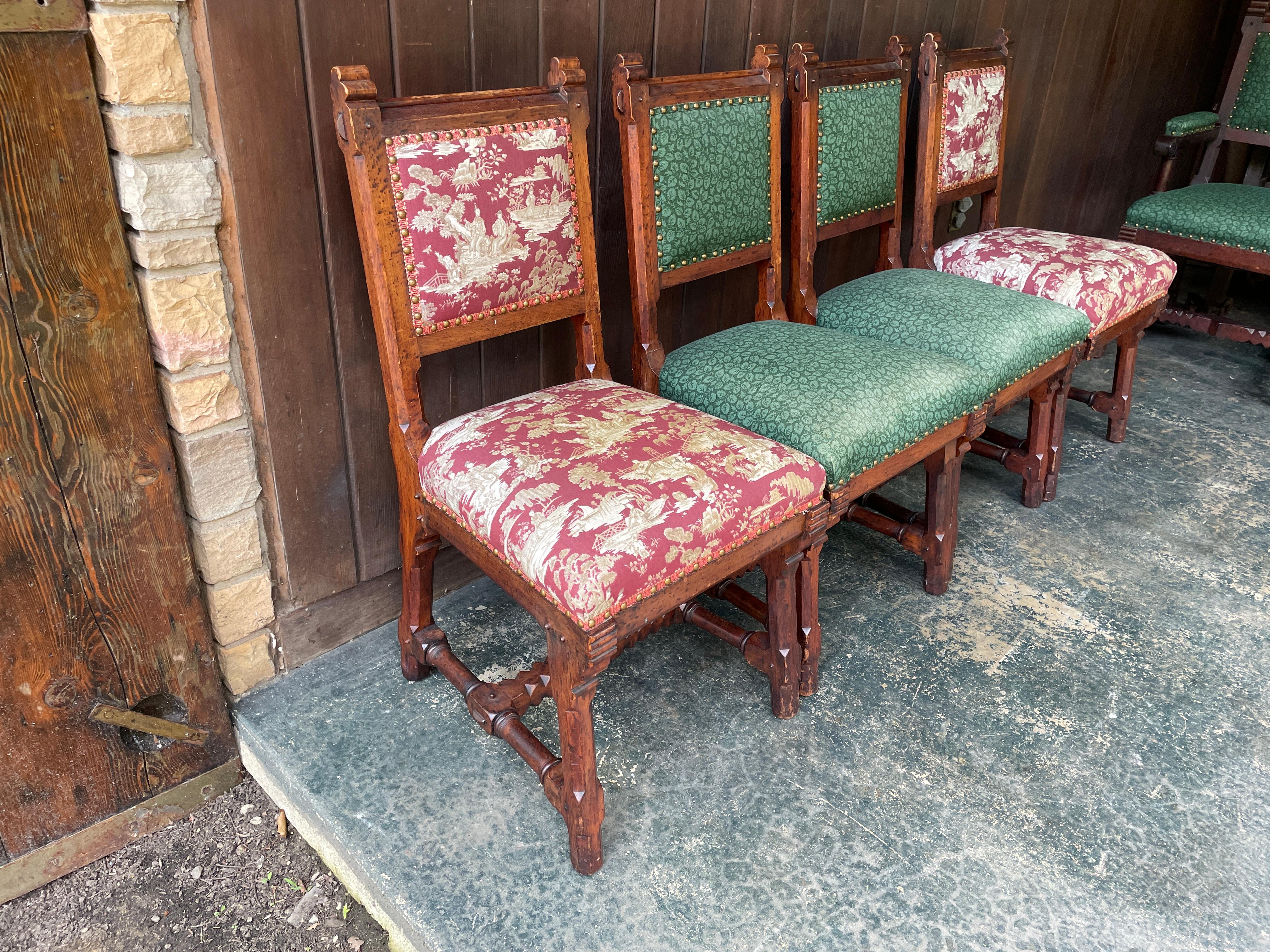 Set di sedie da pranzo Eastlake gotiche del 1900 Poltrone in noce intagliato Rinascimento, 6 in vendita 2