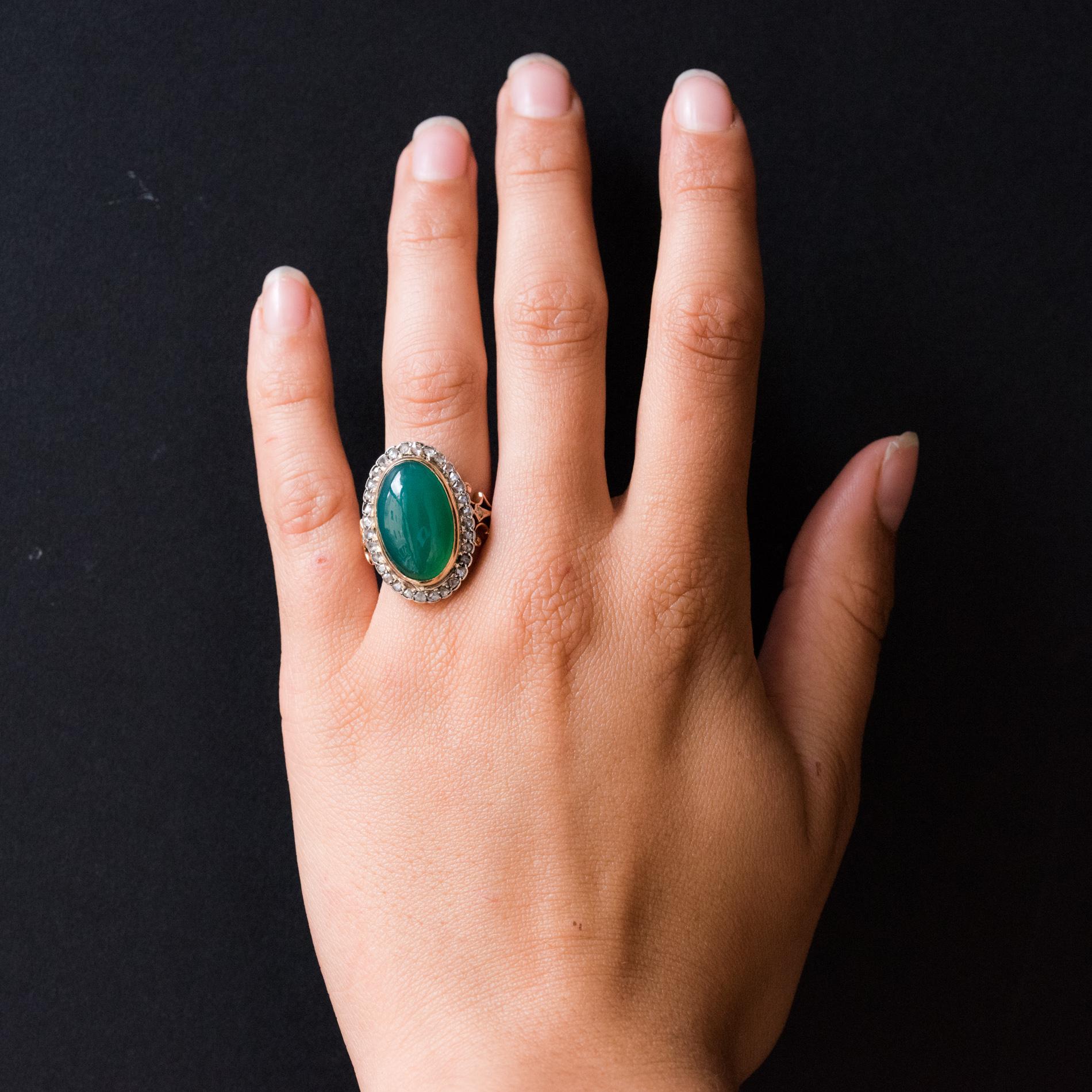 Ring aus 18 Karat Roségold, Eulenpunze und Silber, Schwanenpunze.
Dieser antike Ring im Pompadour-Stil ist in der Mitte mit einem grünen Achat-Cabochon auf einem Paillon in einem Gefolge von Diamanten im Rosenschliff mit Silber gefasst. Der Korb ist