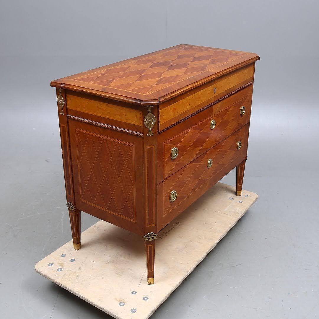 1900s Gustavian Style Commode Dresser with gorgeous inlay work and marquetry In Good Condition For Sale In Memphis, TN
