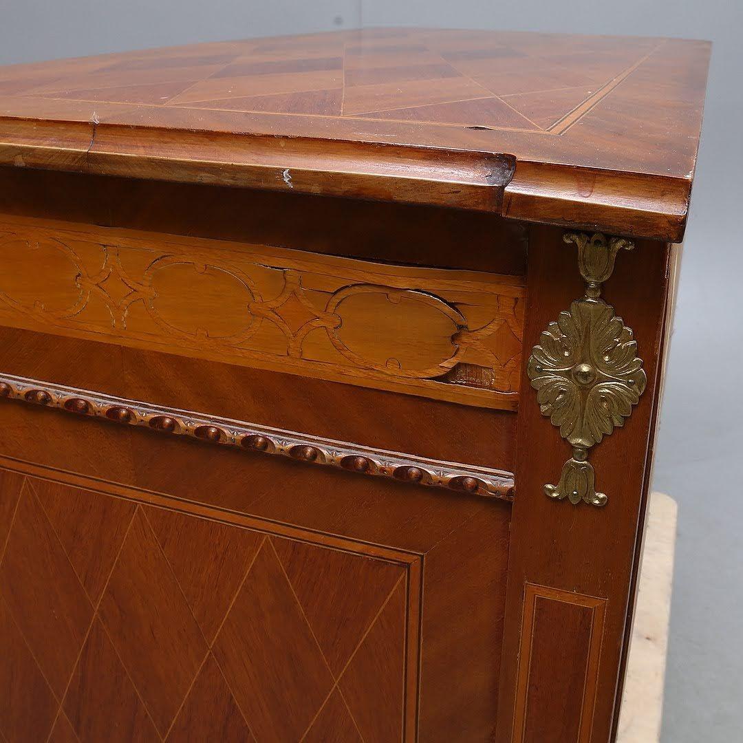 1900s Gustavian Style Commode Dresser with gorgeous inlay work and marquetry For Sale 3