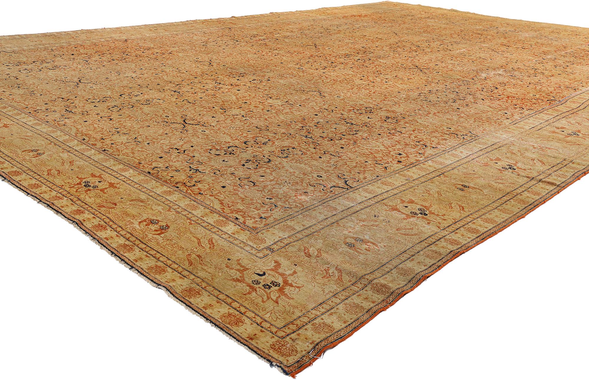 79233 Tappeto Haji Jalili Antique Persian Tabriz, 10'09 x 16'02. Un raro e luminoso testamento del gusto aristocratico persiano, questo tappeto Tabriz antico in lana annodato a mano è un simbolo silenzioso e potente di raffinatezza culturale e lusso
