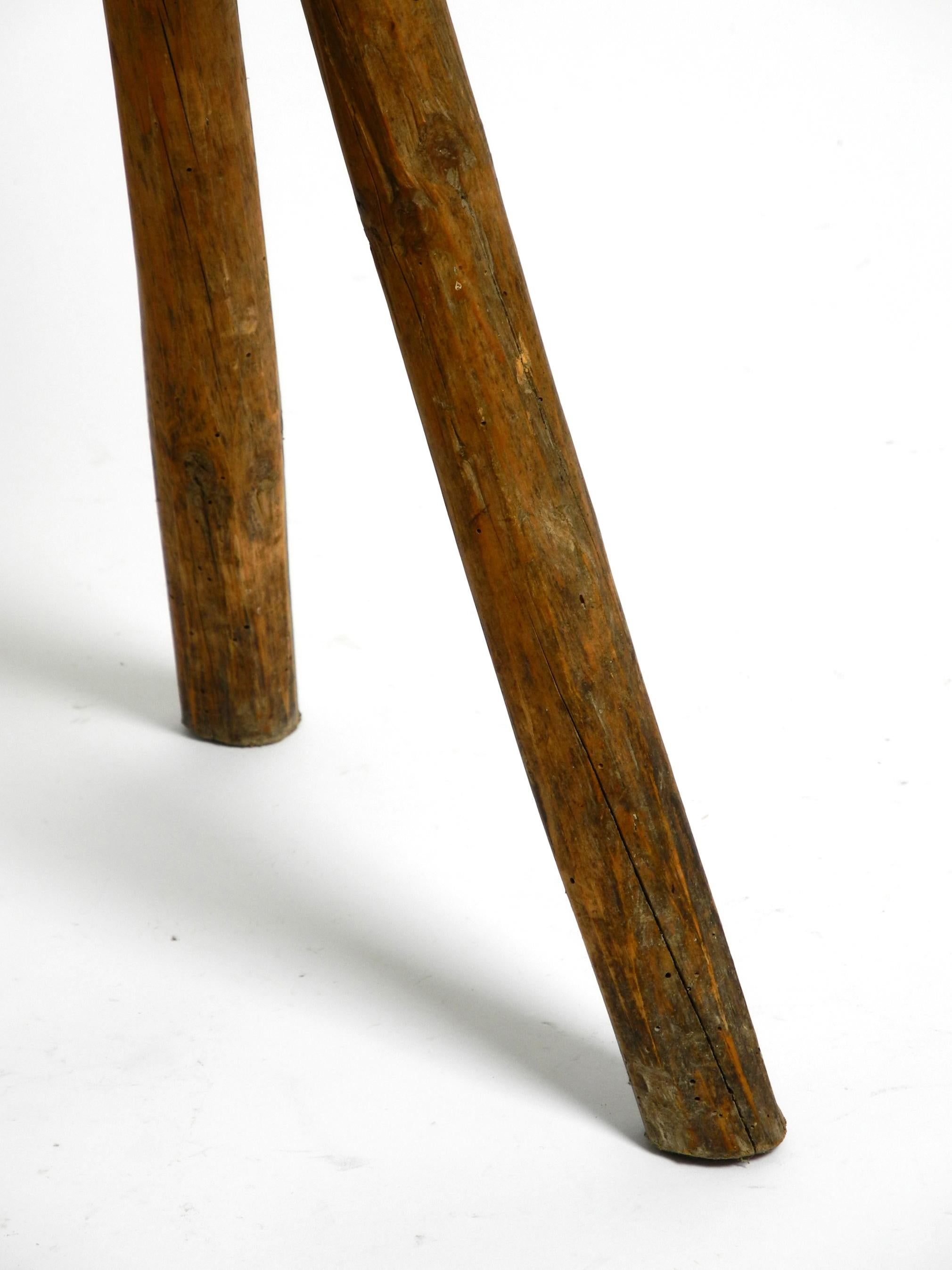 Handgeschnitzter dreibeiniger Massivholzhocker aus der Zeit um 1900 mit fantastischer Patina im Angebot 5