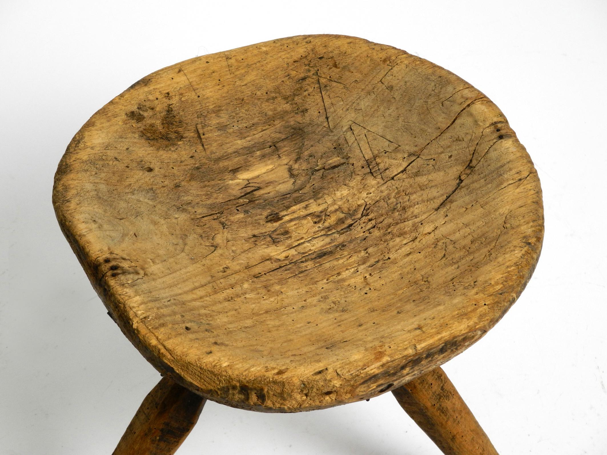 Tabouret en bois massif à trois pieds des années 1900, sculpté à la main, avec une patine fantastique. en vente 6